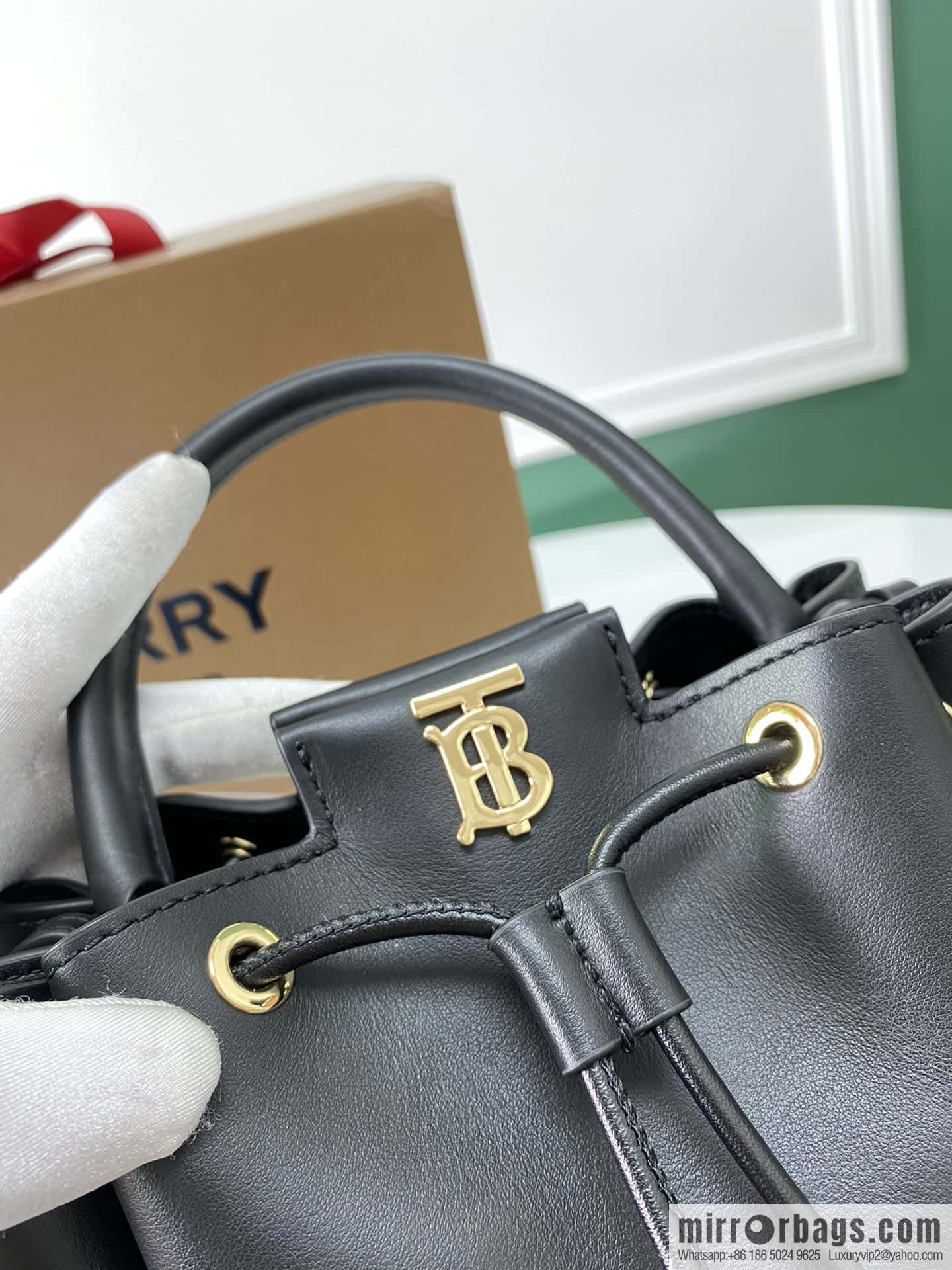 Burberry Burberry three-dimensional bucket bag black