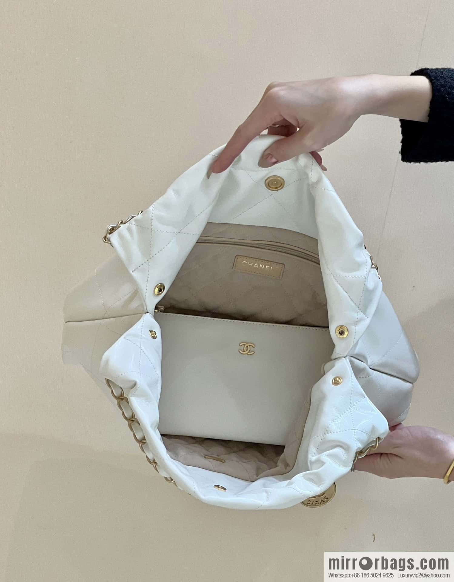 CHANEL 24C early spring vacation series 22 horizontal garbage bag AS4486 white/gold metal