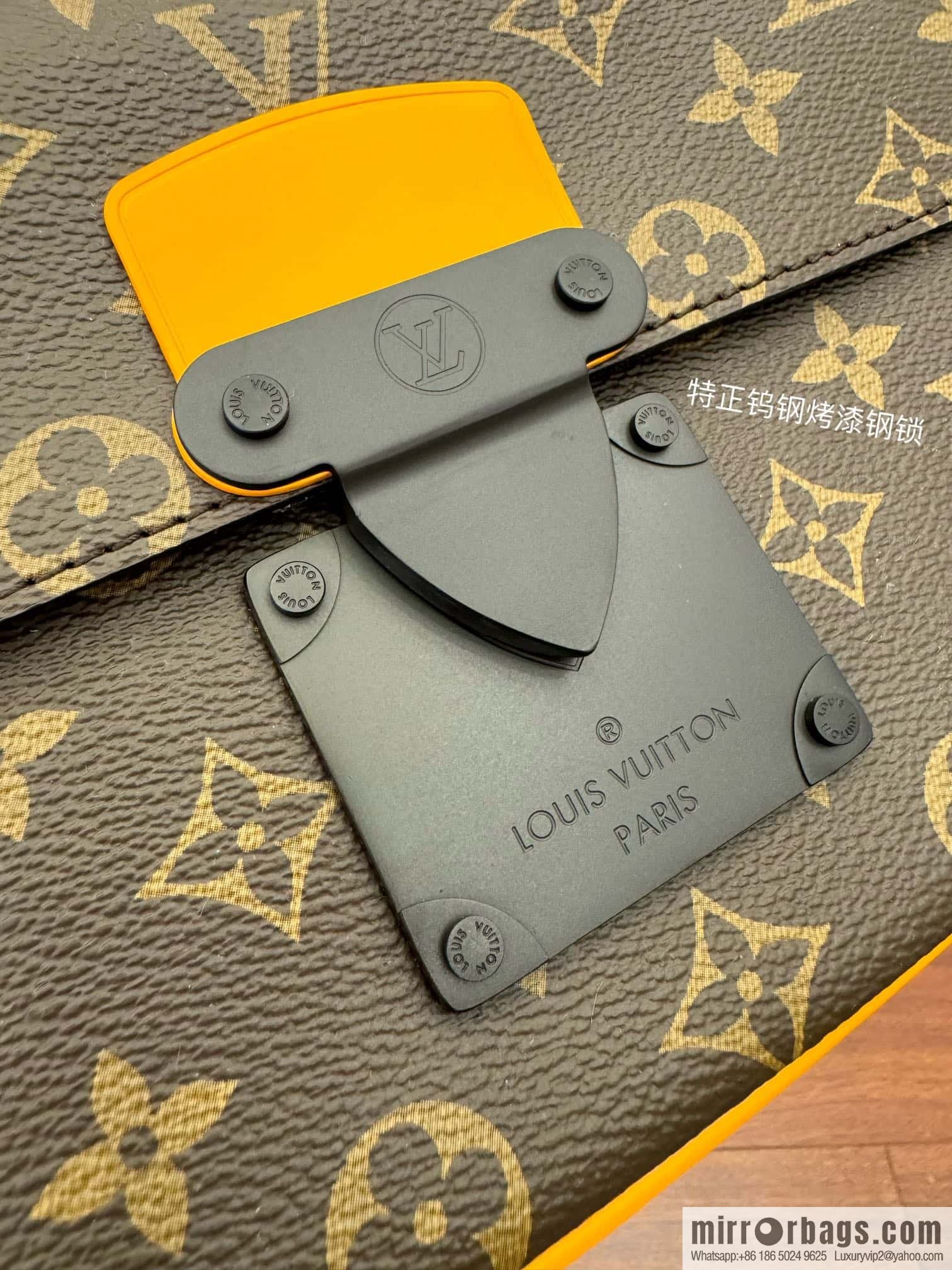 LV M46688 S-Lock Messenger