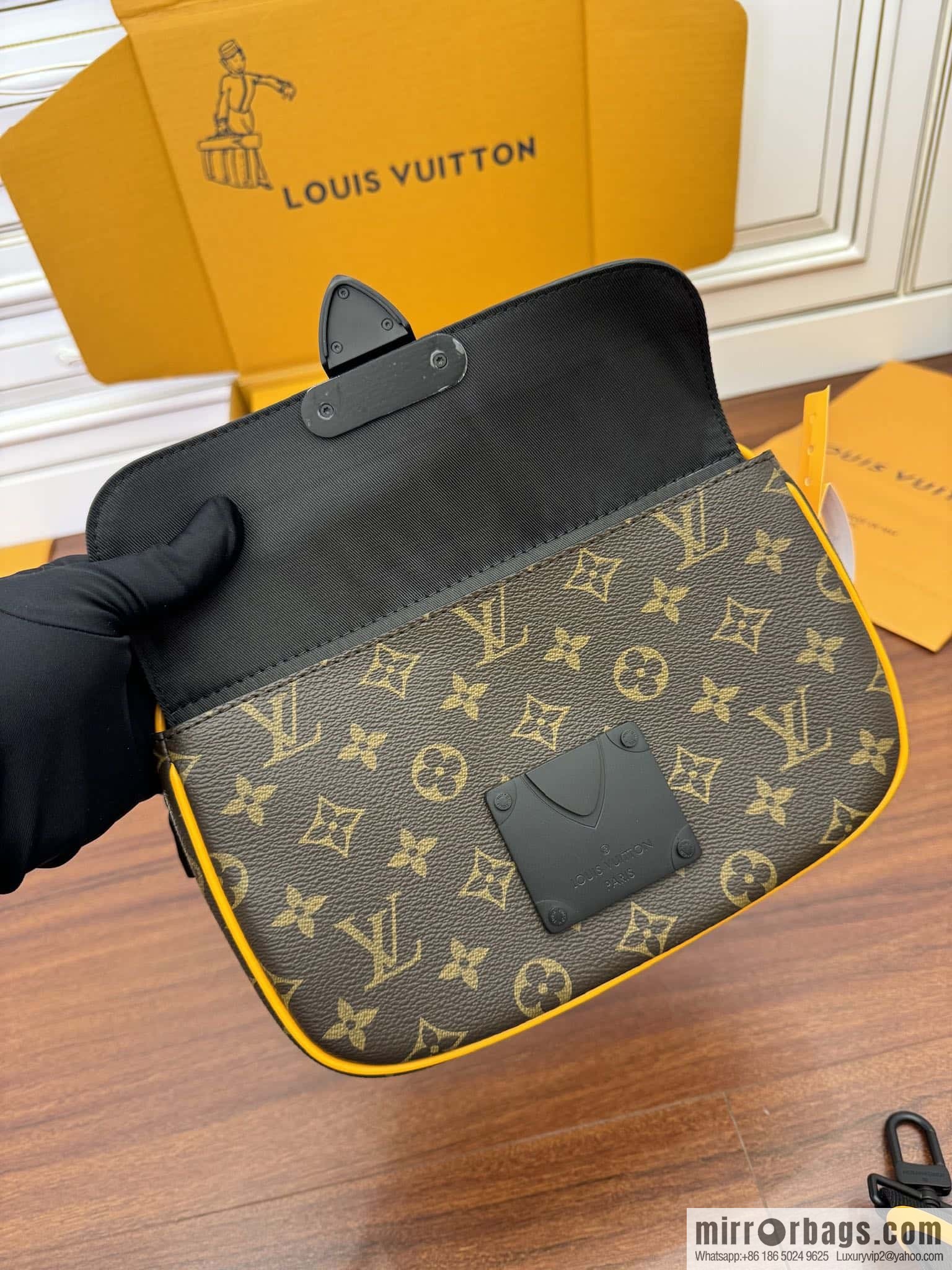 LV M46688 S-Lock Messenger