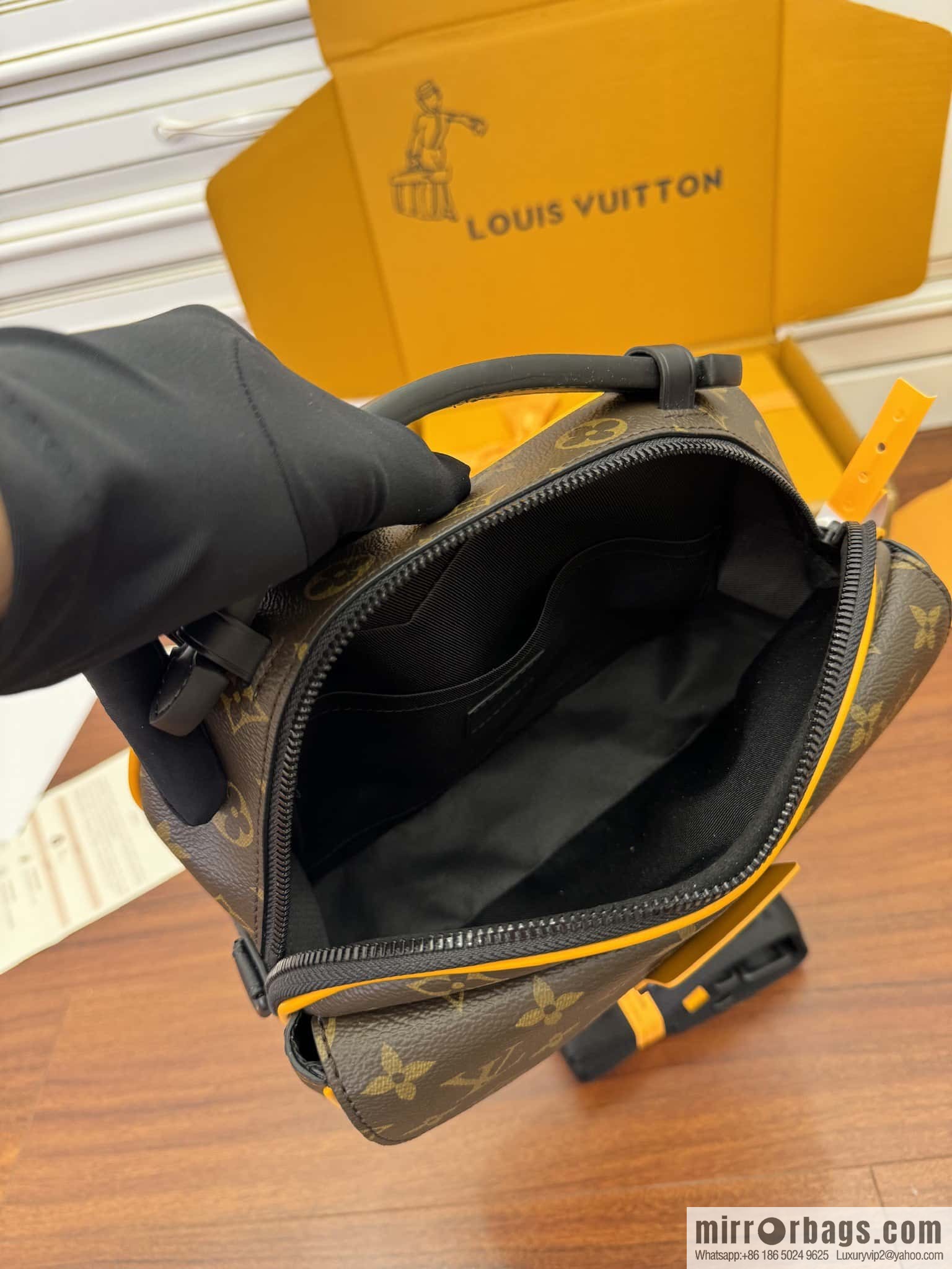 LV M46688 S-Lock Messenger