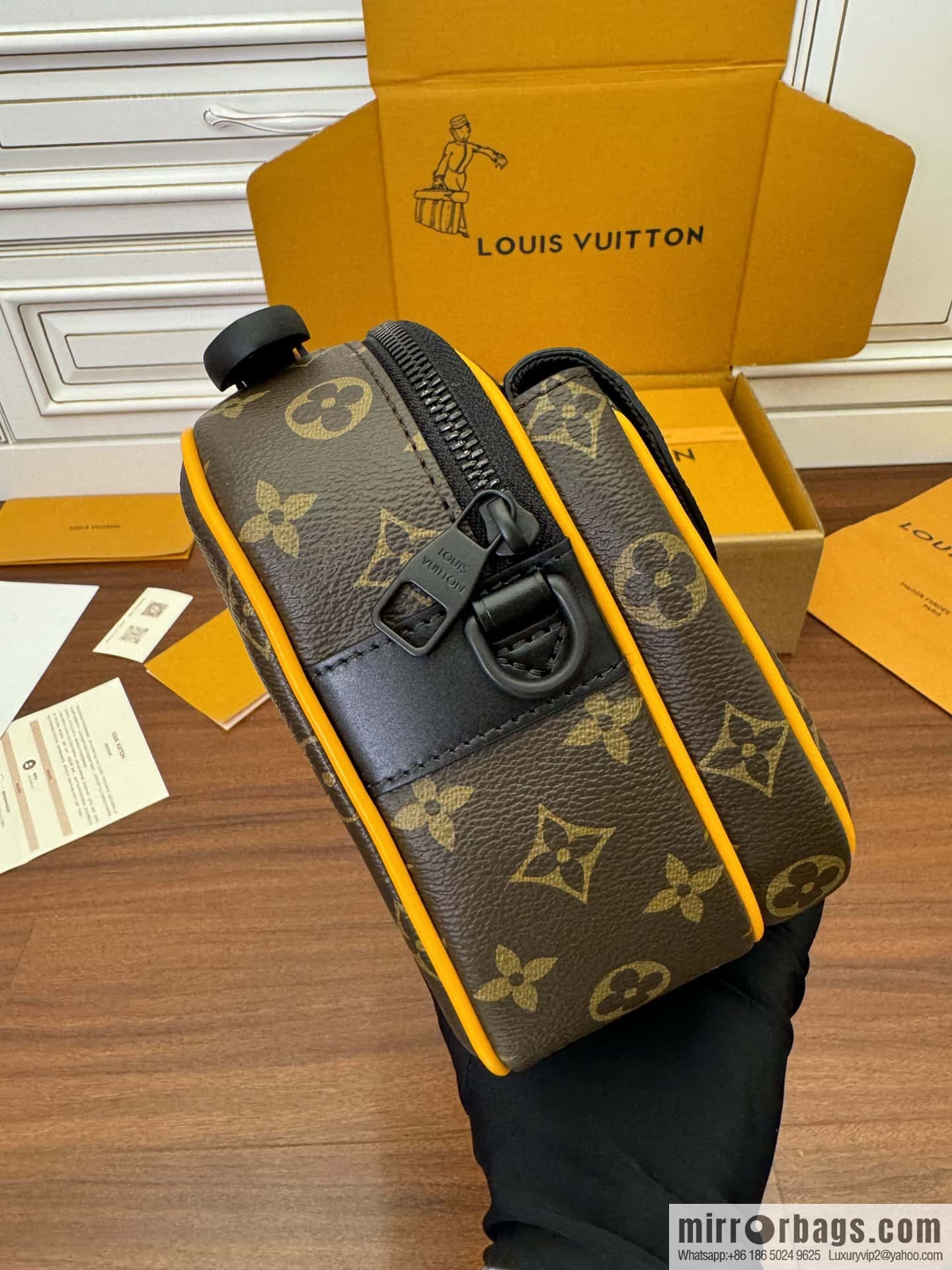 LV M46688 S-Lock Messenger