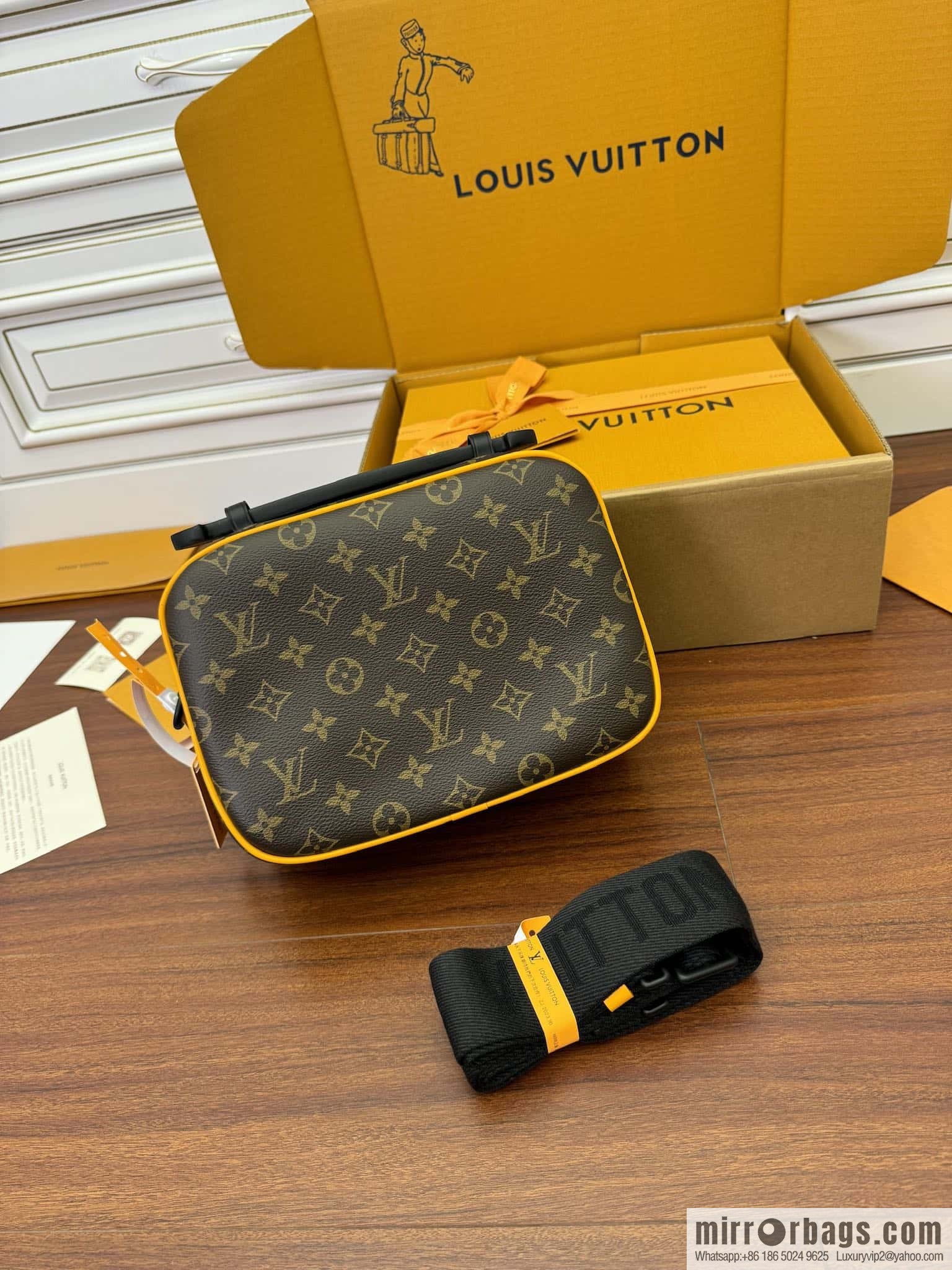 LV M46688 S-Lock Messenger