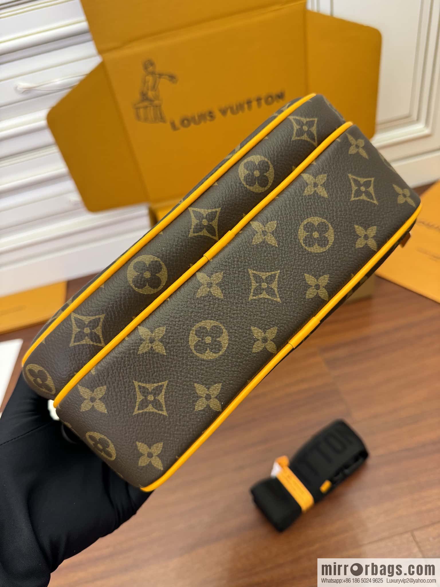 LV M46688 S-Lock Messenger