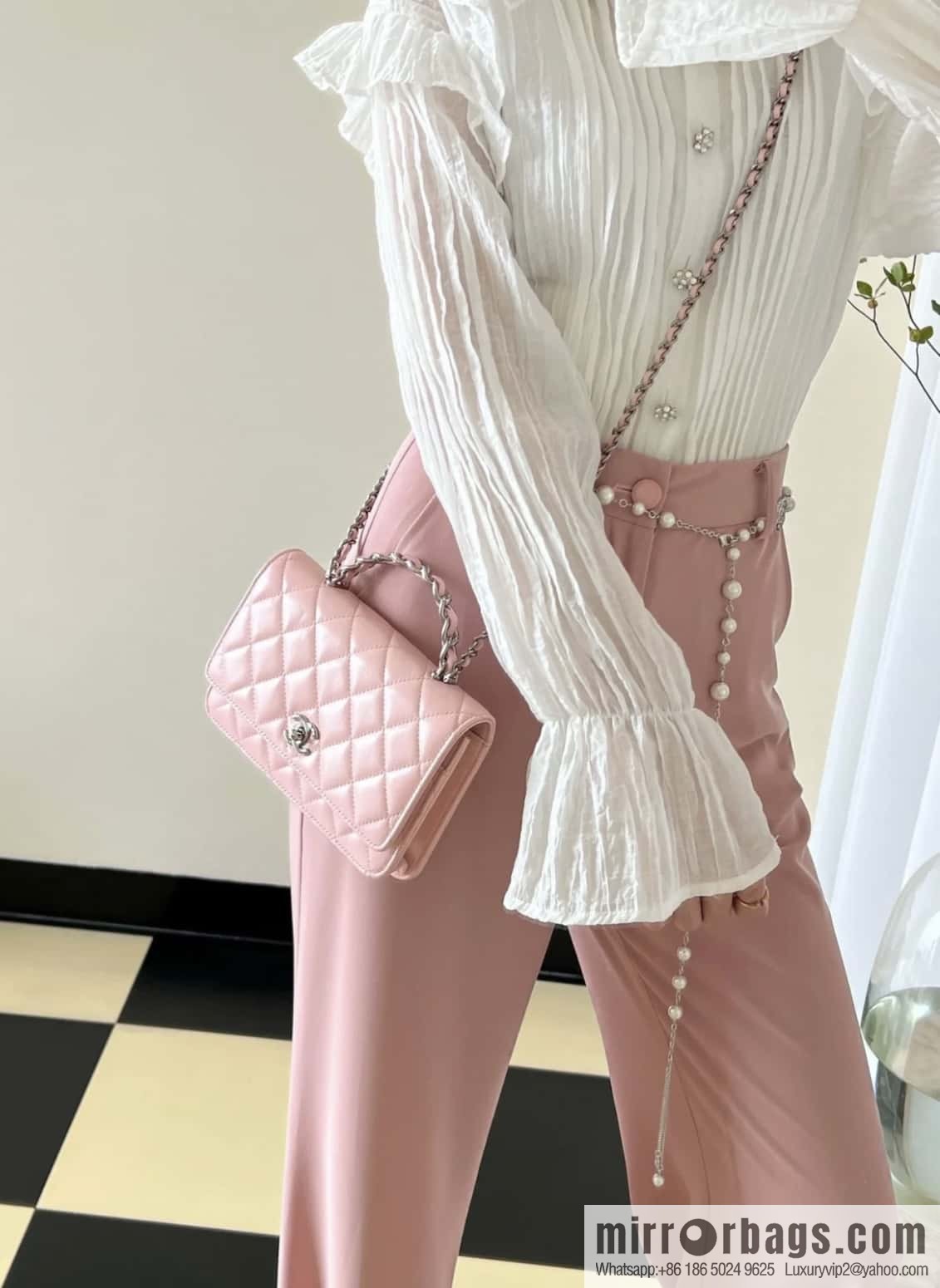 CHANEL 23K new rhinestone handle woc AP3645 pink