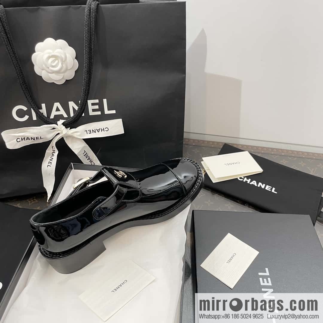 CHANEL Xiaoxiang patent leather glossy Mary Jane platform loafers