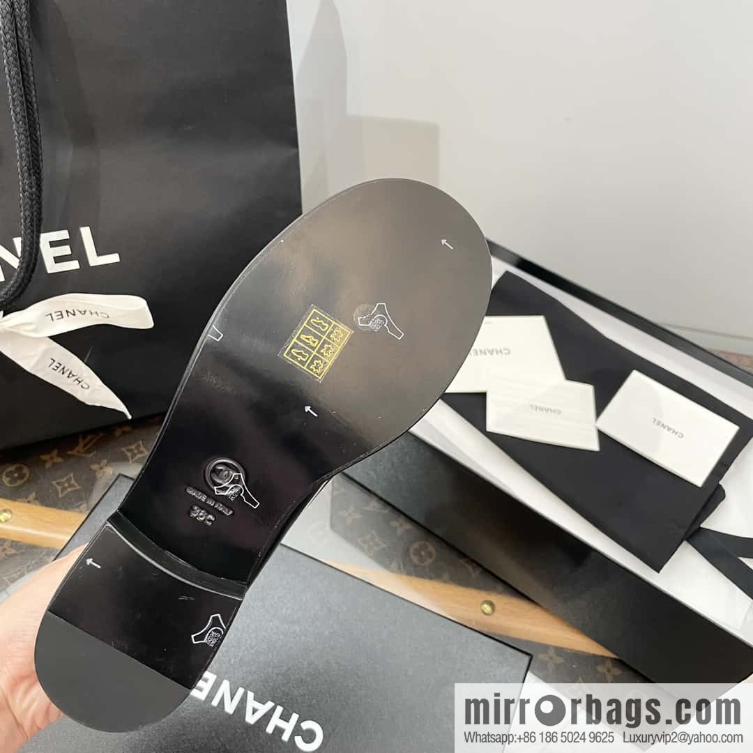 CHANEL Xiaoxiang patent leather glossy Mary Jane platform loafers