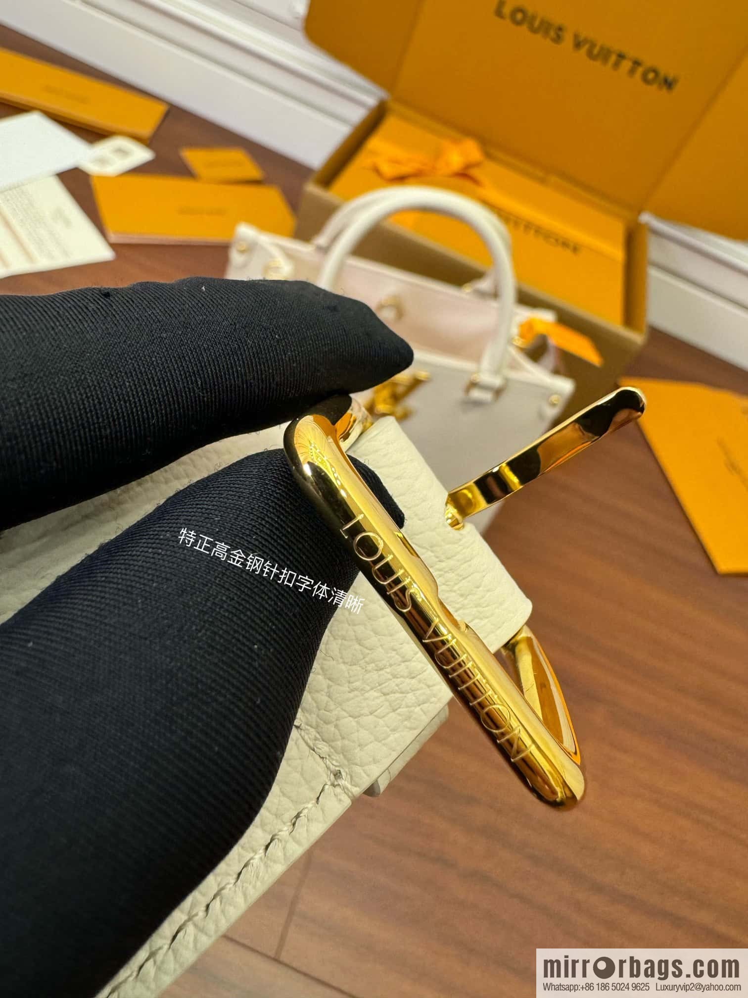 LV M23637 Lock & Go