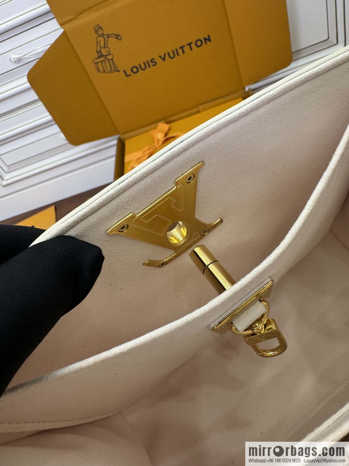 LV M23637 Lock & Go