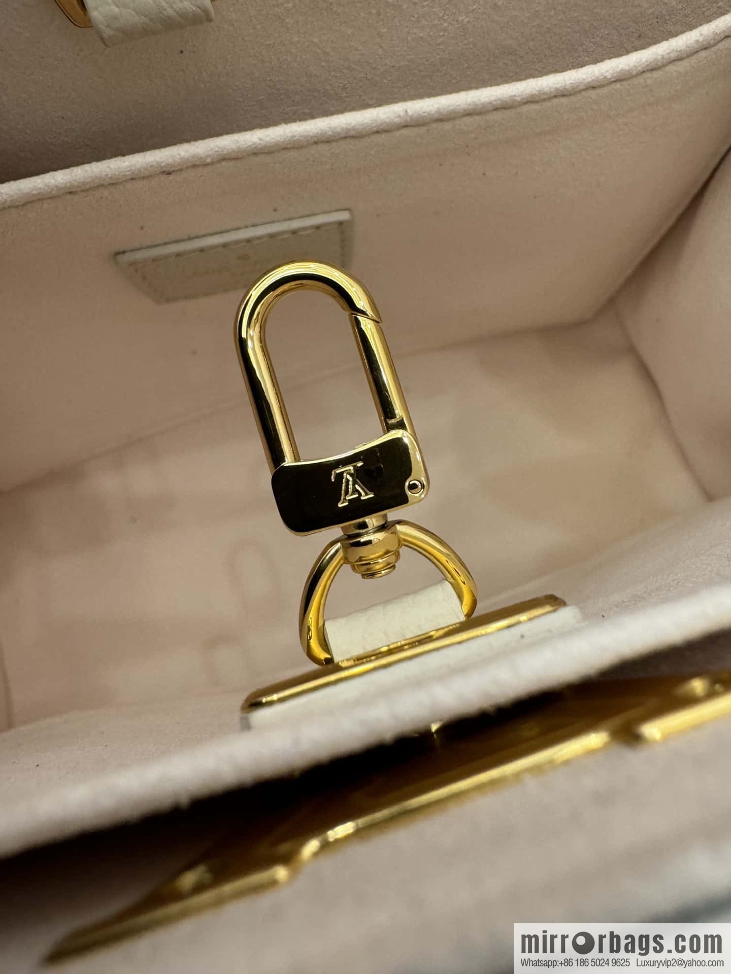 LV M23637 Lock & Go