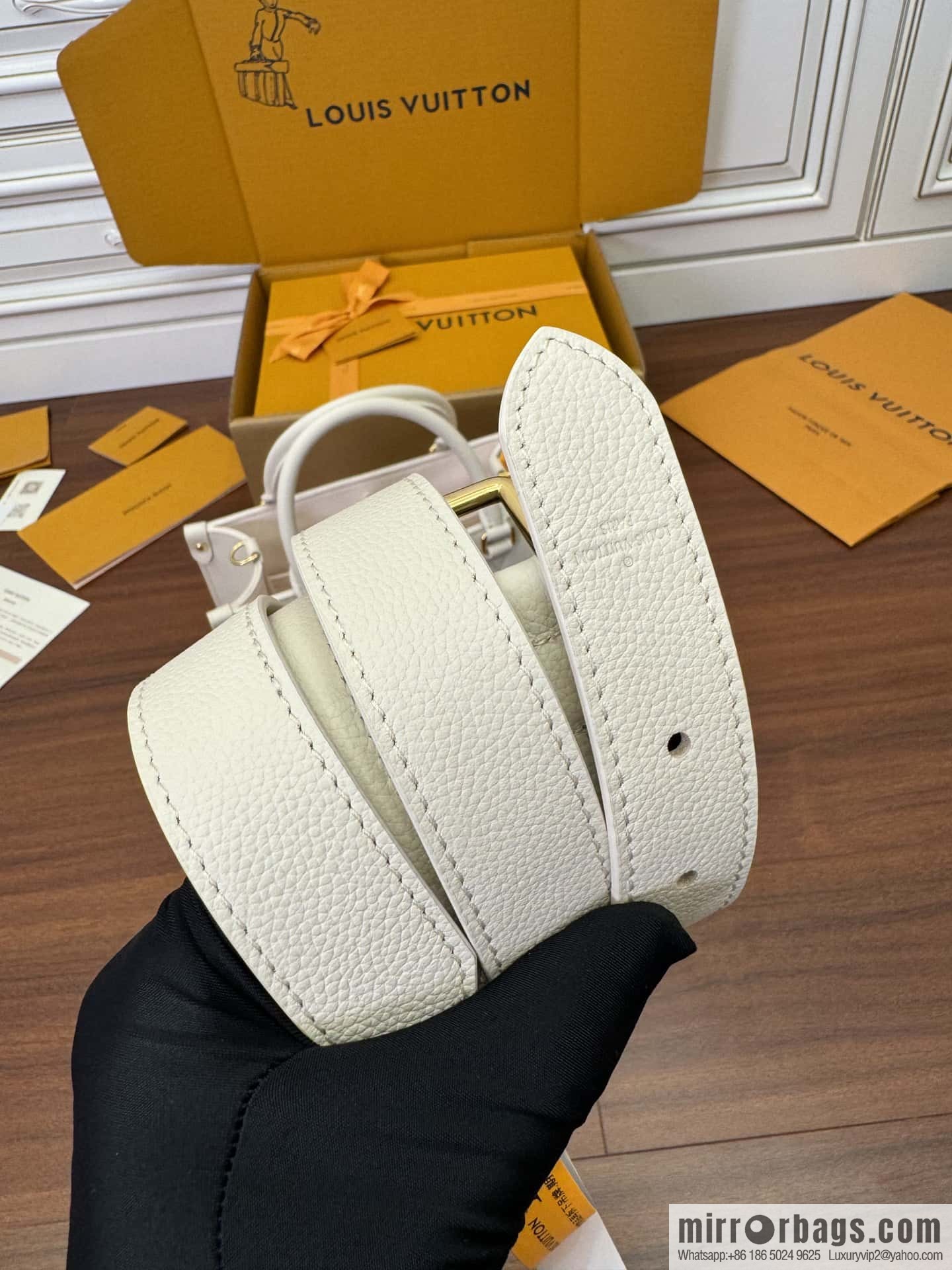 LV M23637 Lock & Go