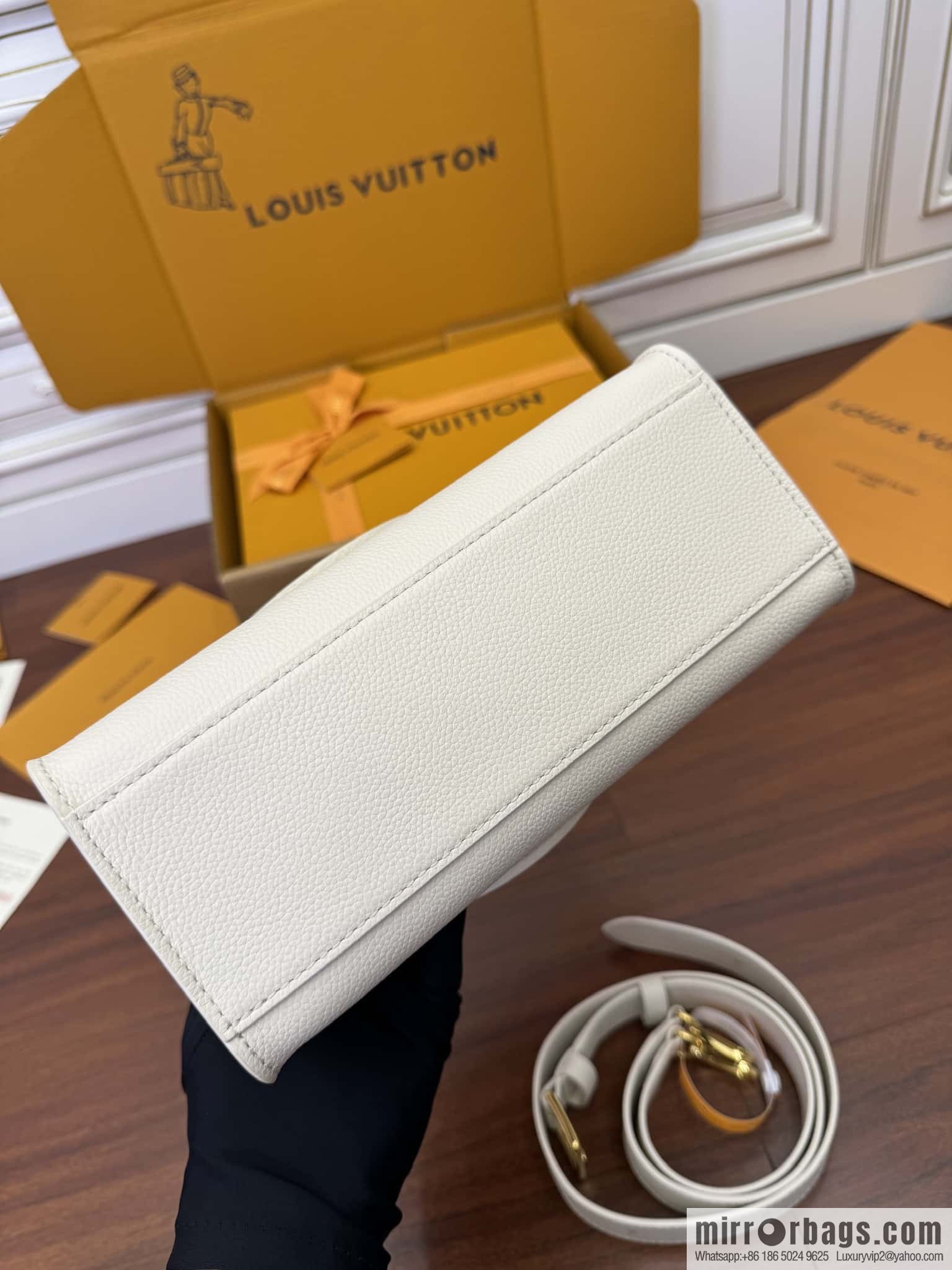 LV M23637 Lock & Go