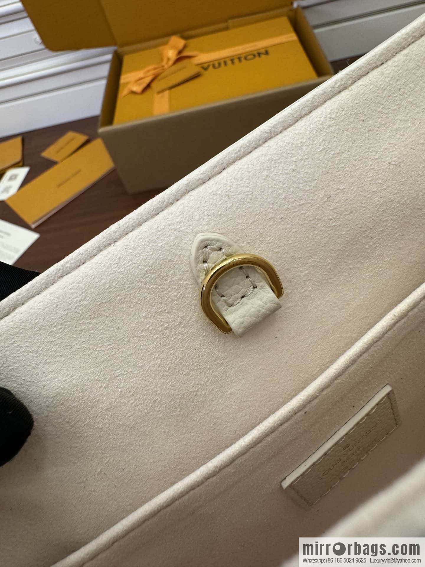 LV M23637 Lock & Go
