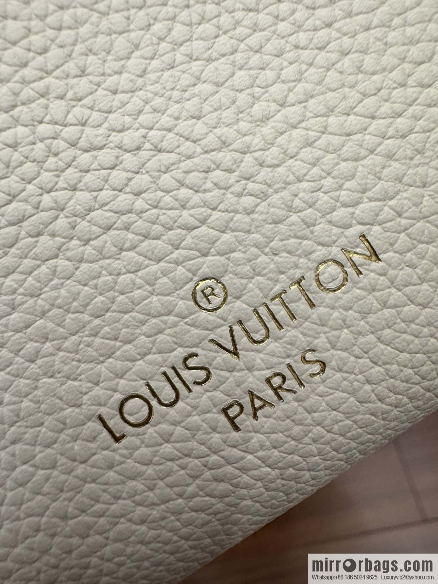 LV M23637 Lock & Go
