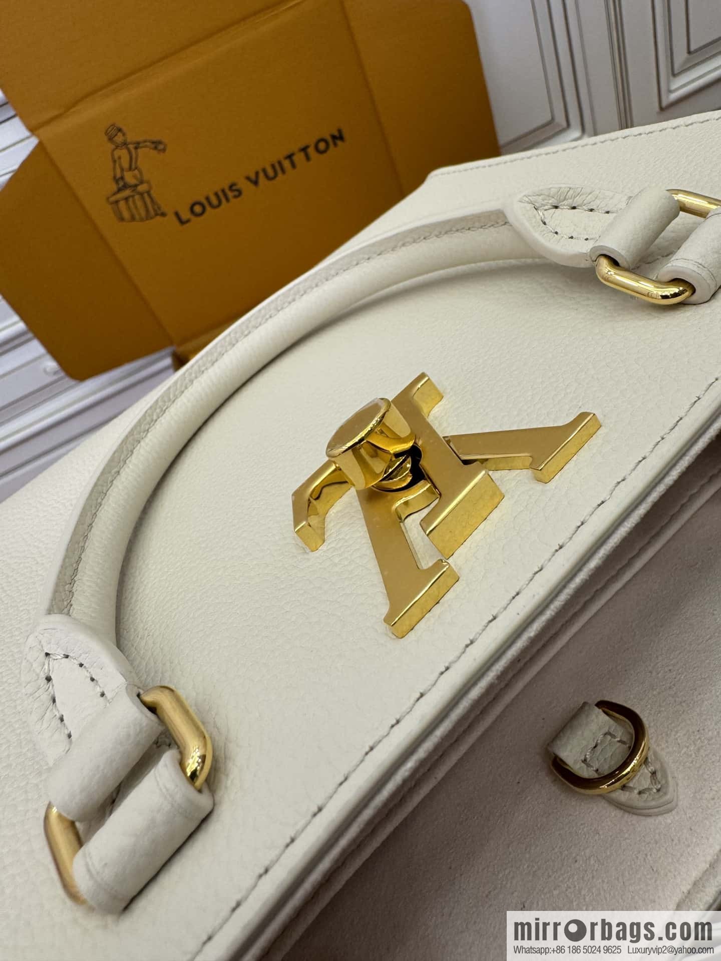 LV M23637 Lock & Go