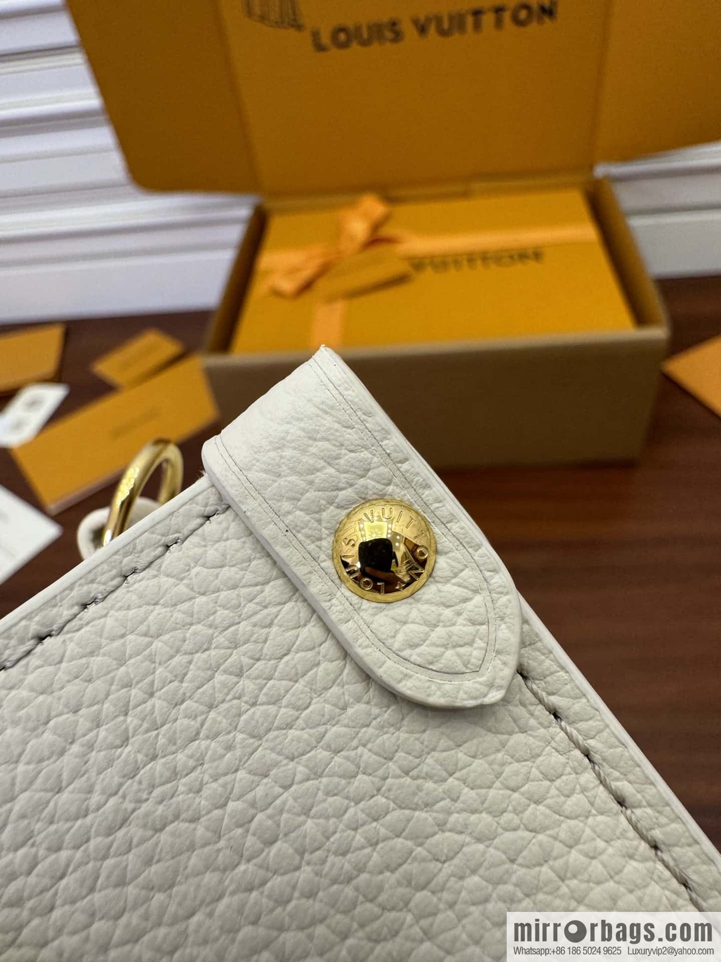 LV M23637 Lock & Go