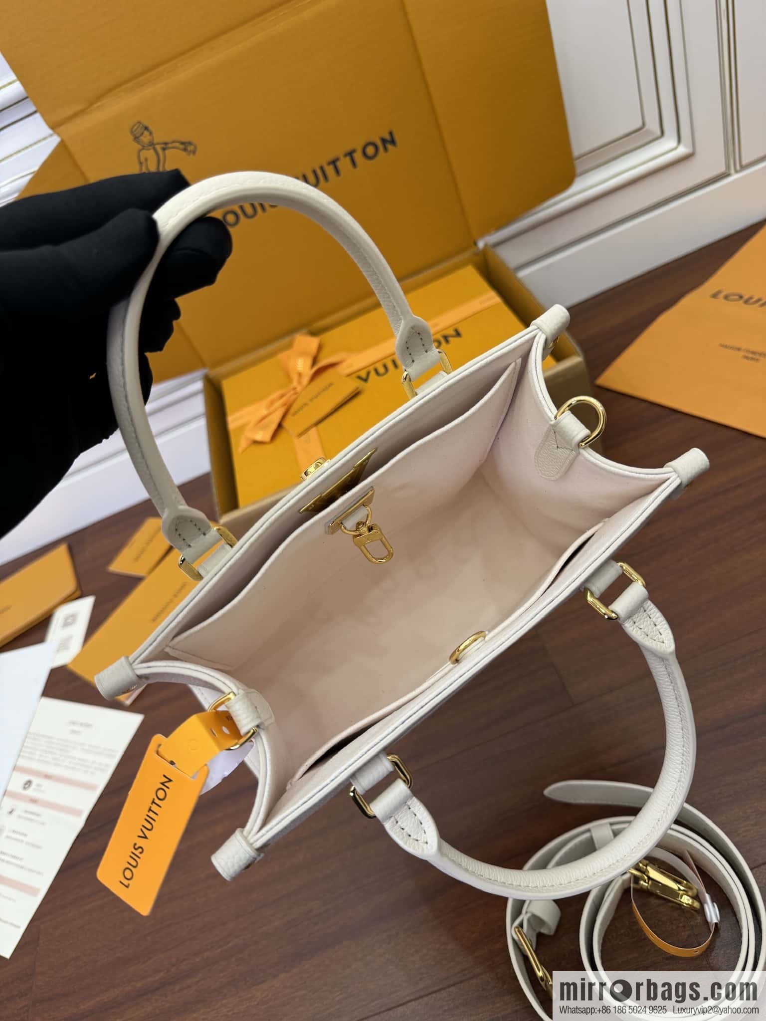 LV M23637 Lock & Go