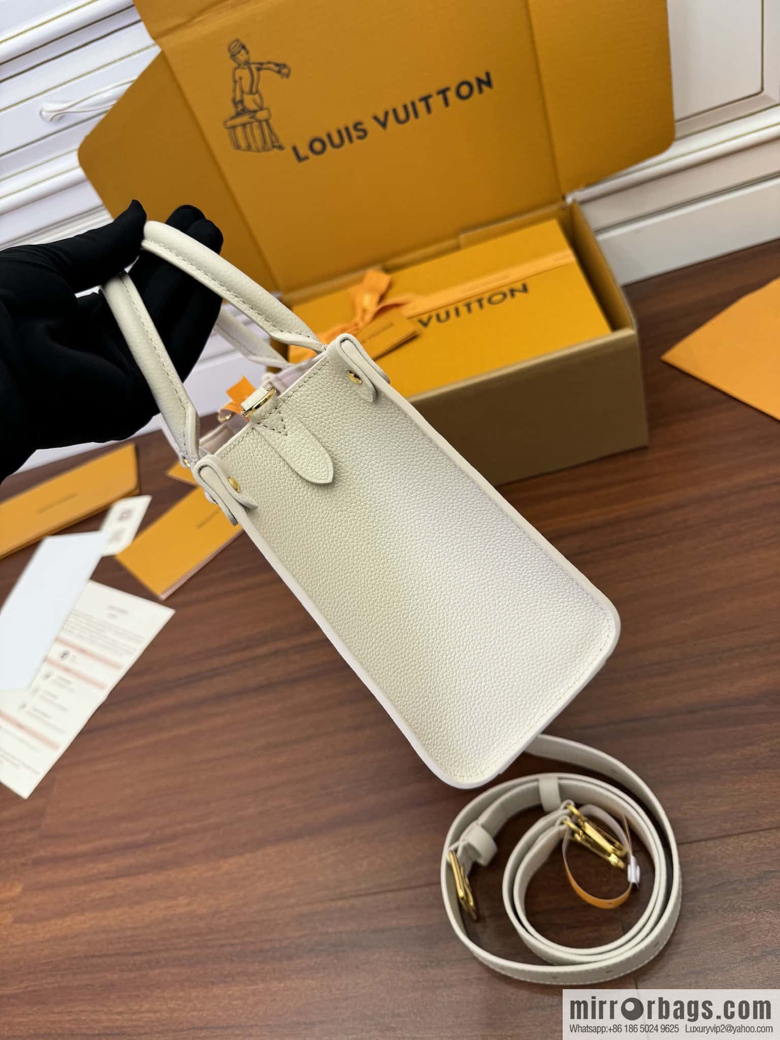 LV M23637 Lock & Go