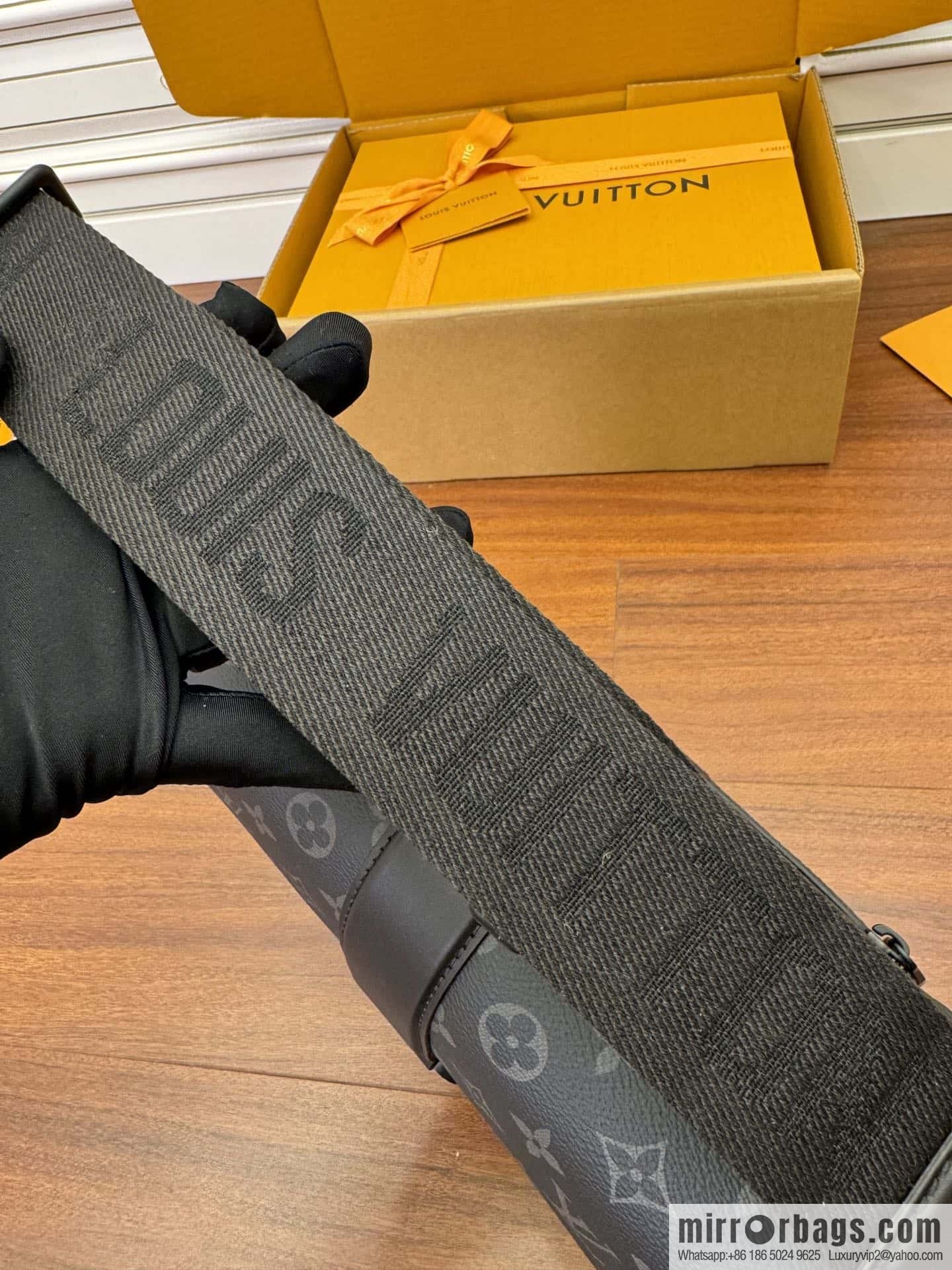 LV M46794 S-Cape Messenger