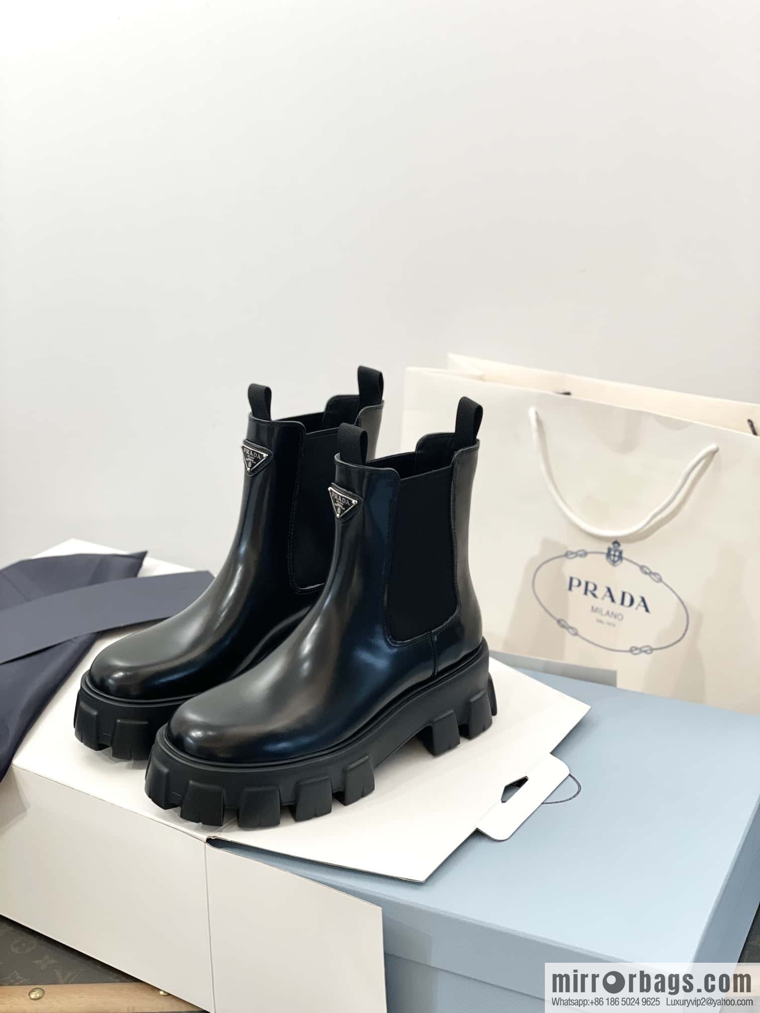 PRADA Triangle standard serrated wheel, muffin thick-bottomed cigarette tube short boots
