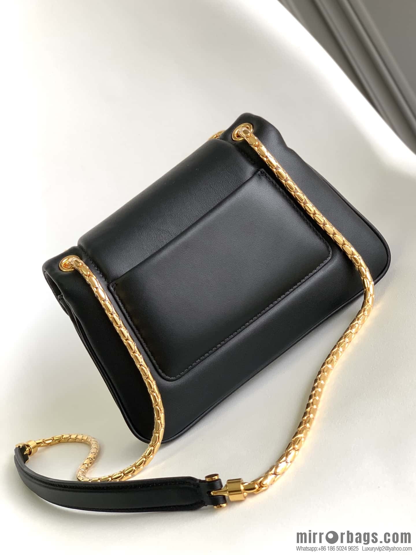 BVLGARI Bulgari SERPENTI REVERSE Small shoulder bag 292123 black 22CM
