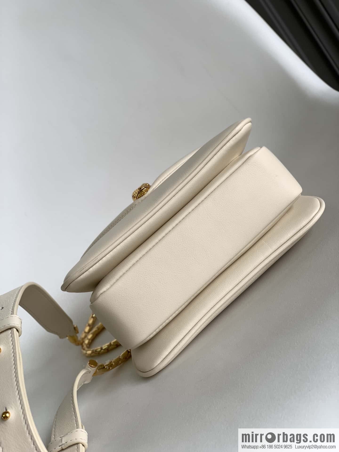 BVLGARI Bulgari SERPENTI REVERSE Small tote bag 292128 White 20CM