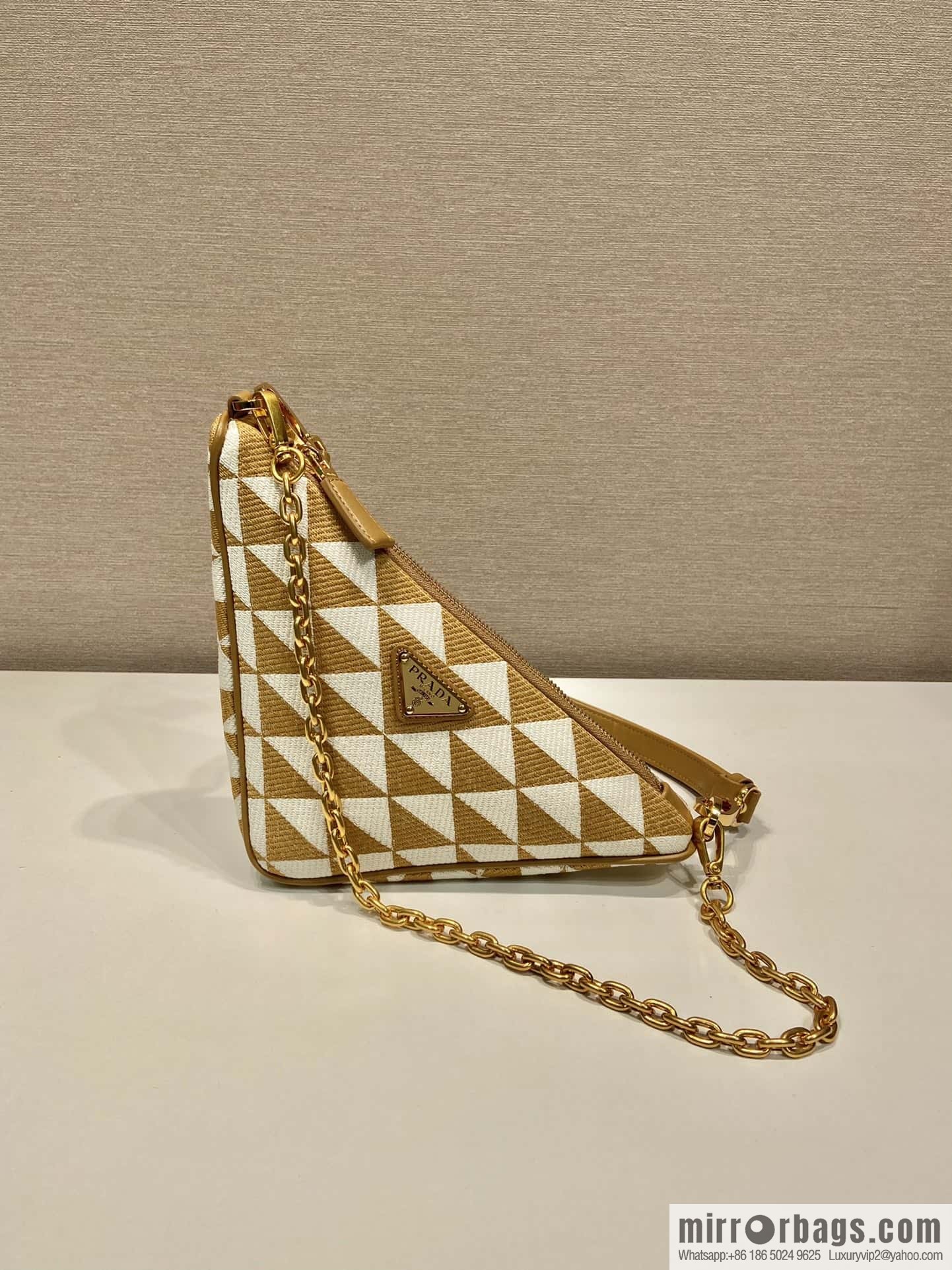 PRADA embroidery triangle bag 🎉 1BC543