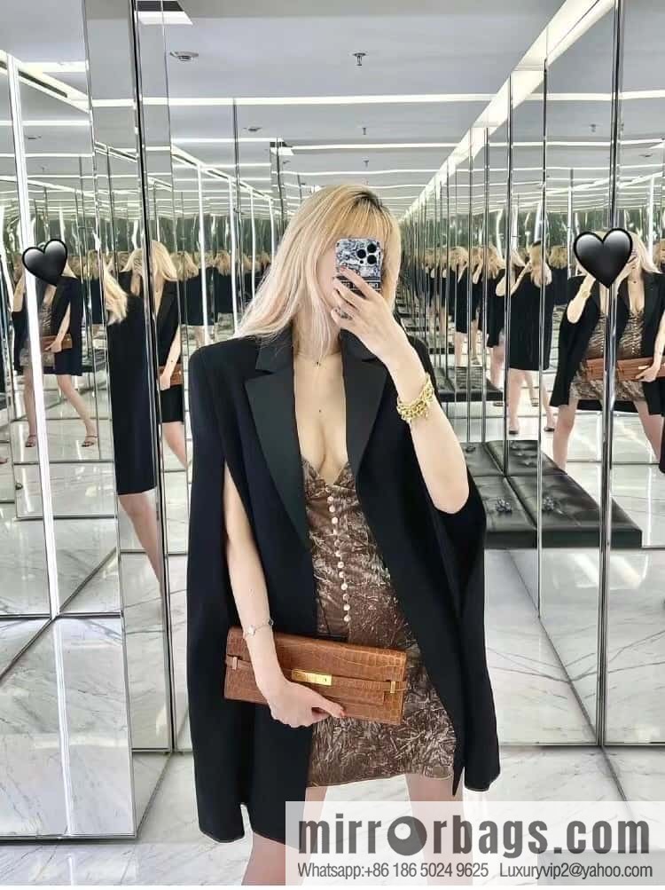 SAINT LAURENT YSL 𝗠𝗮𝗻𝗵𝗮𝘁𝘁𝗮𝗻 𝗖𝗹𝘂𝘁𝗰𝗵_ clutch bag 695949 crocodile pattern, brown