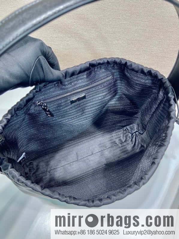 PRADA 🎉 drawstring armpit bag 🎉 B6249 small/medieval bag