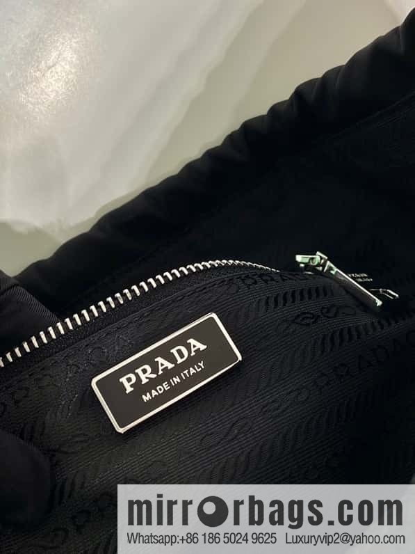 PRADA 🎉 drawstring armpit bag 🎉 B6249 small/medieval bag