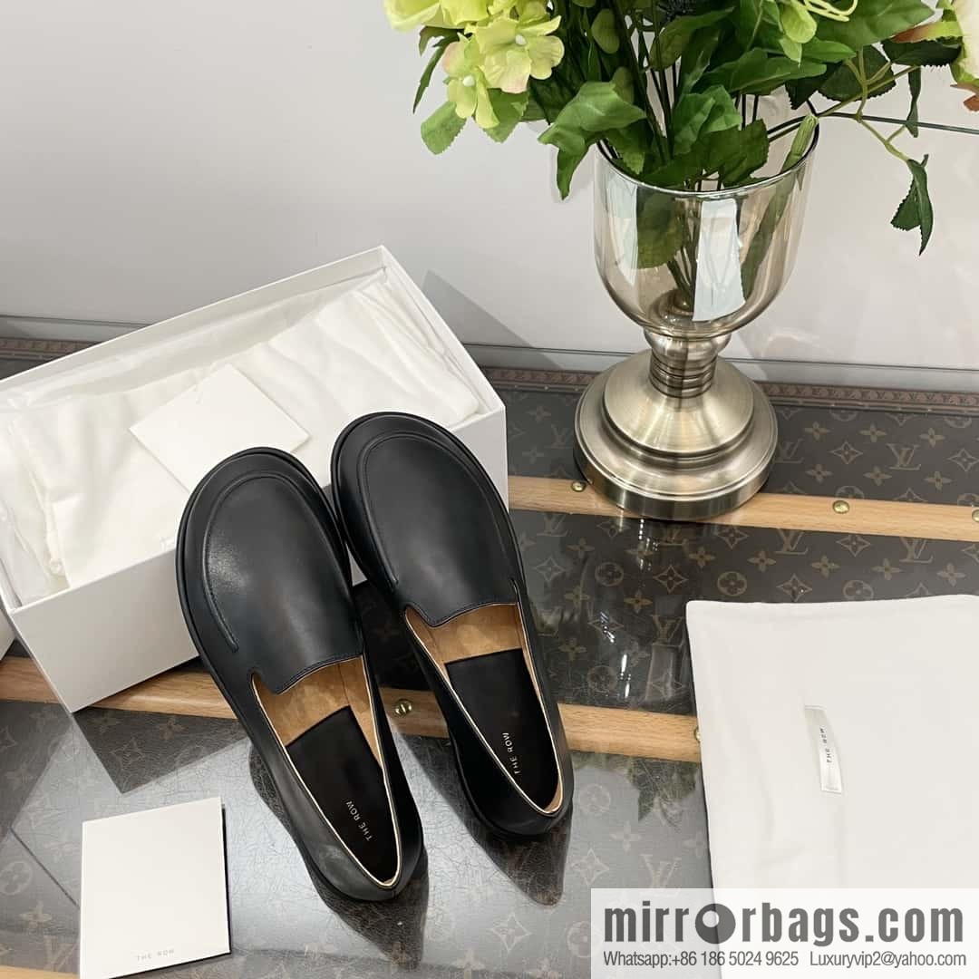 𝐓𝐇𝐄 𝐑𝐎𝐖|𝟐𝟎𝟐𝟑 black flat loafers