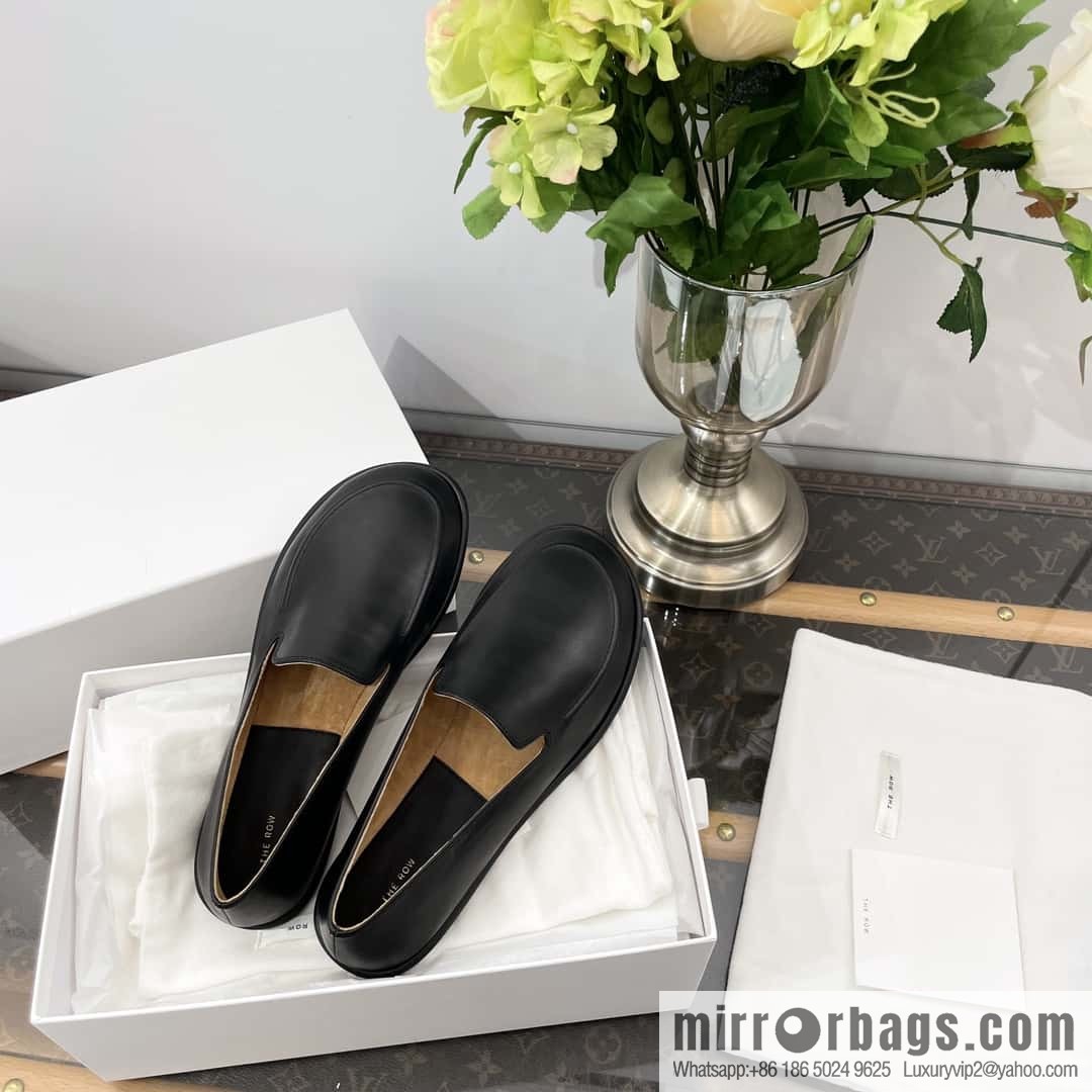 𝐓𝐇𝐄 𝐑𝐎𝐖|𝟐𝟎𝟐𝟑 black flat loafers