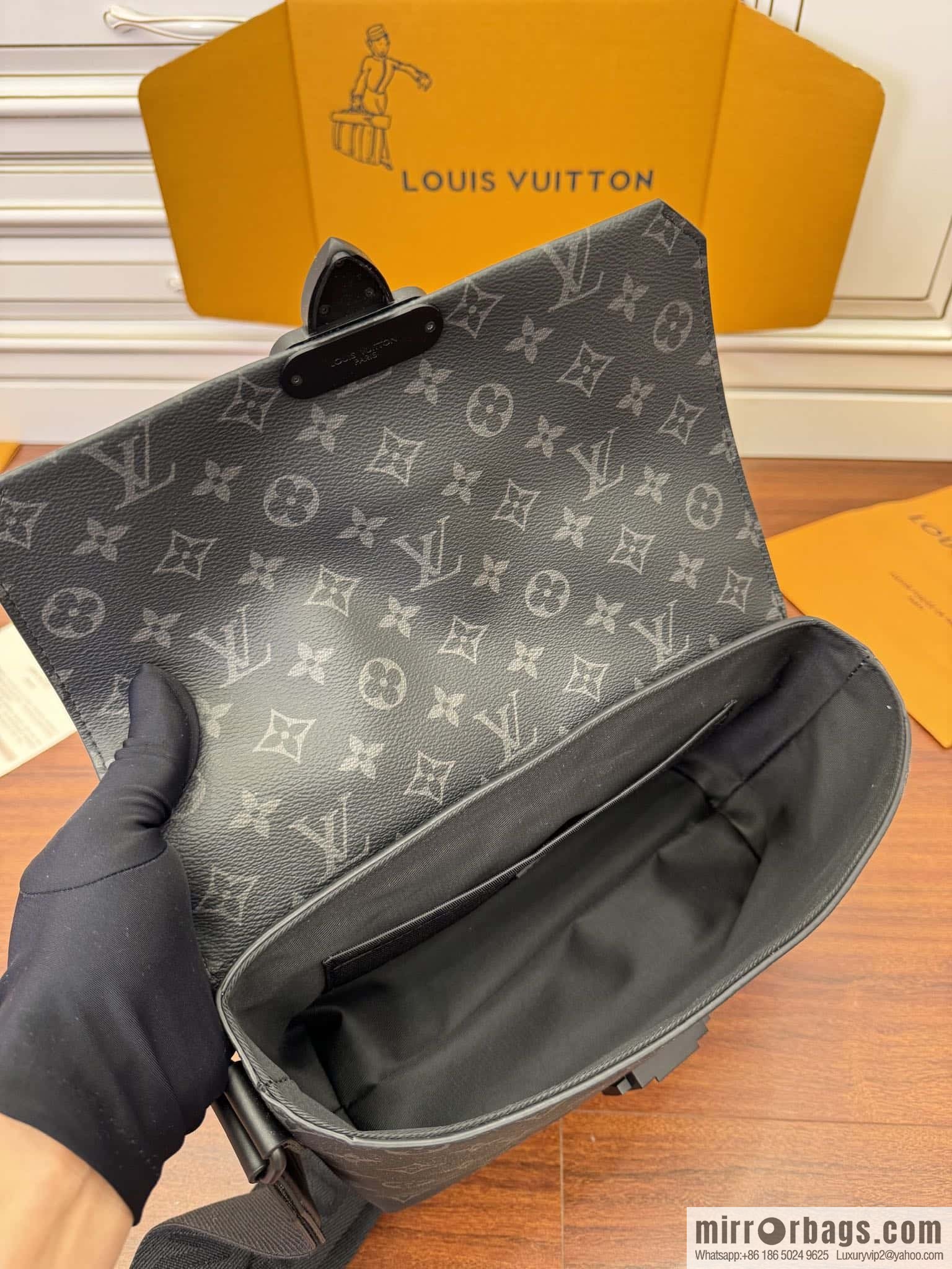 LV M46794 S-CAPE messenger bag