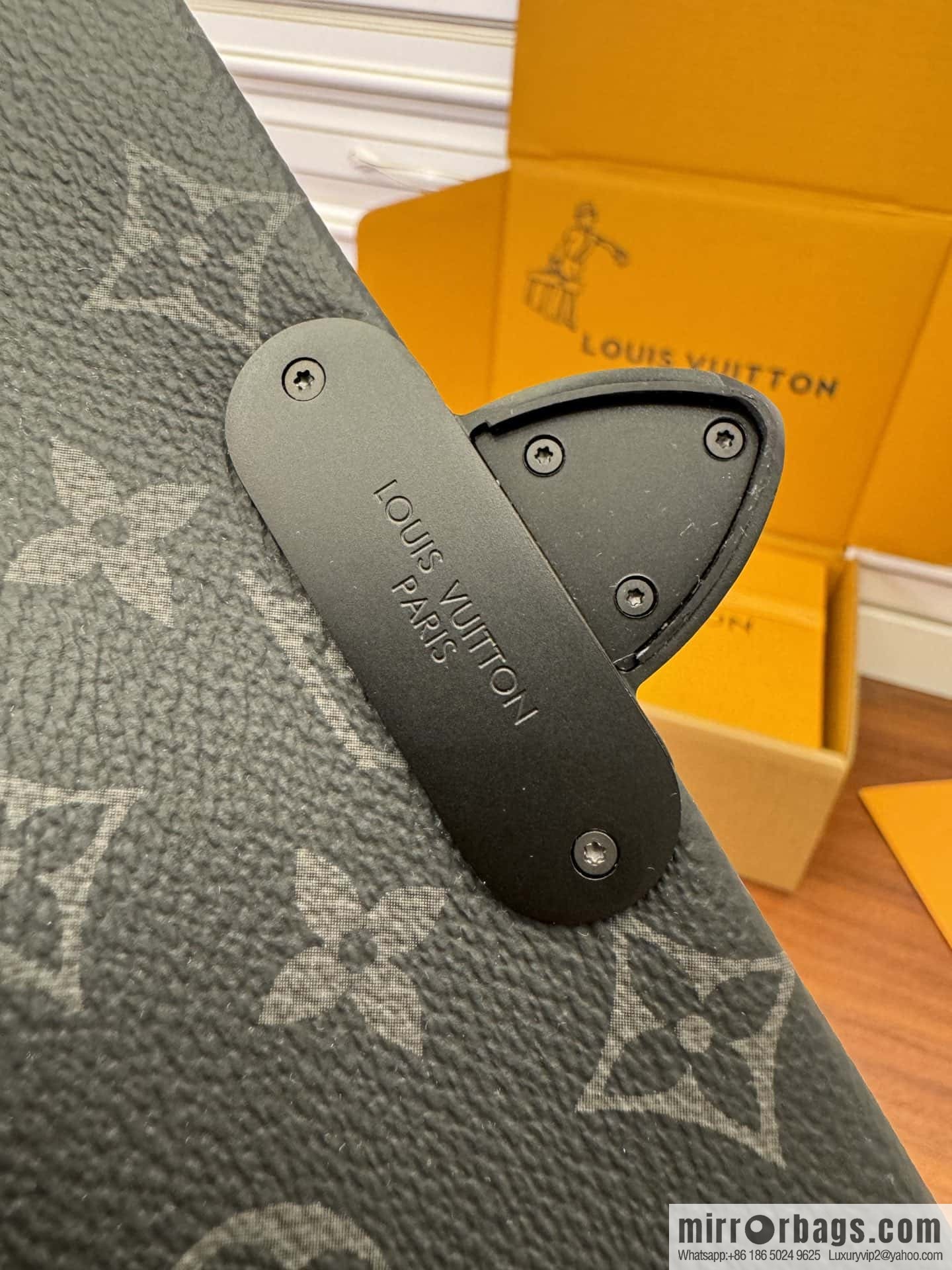LV M46794 S-CAPE messenger bag