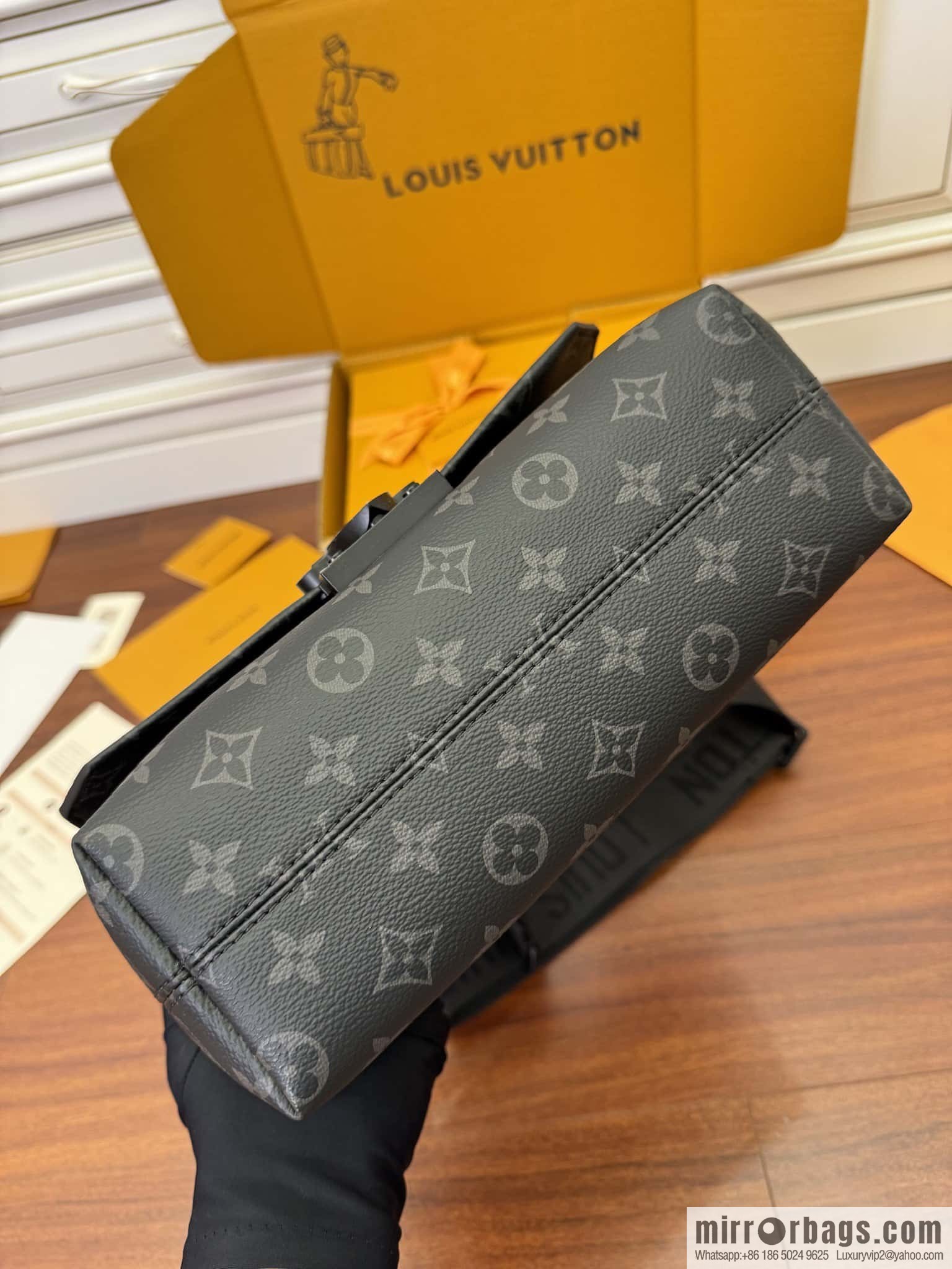 LV M46794 S-CAPE messenger bag