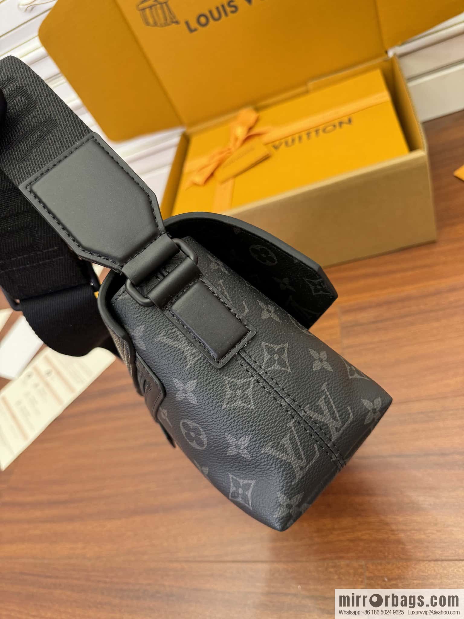 LV M46794 S-CAPE messenger bag