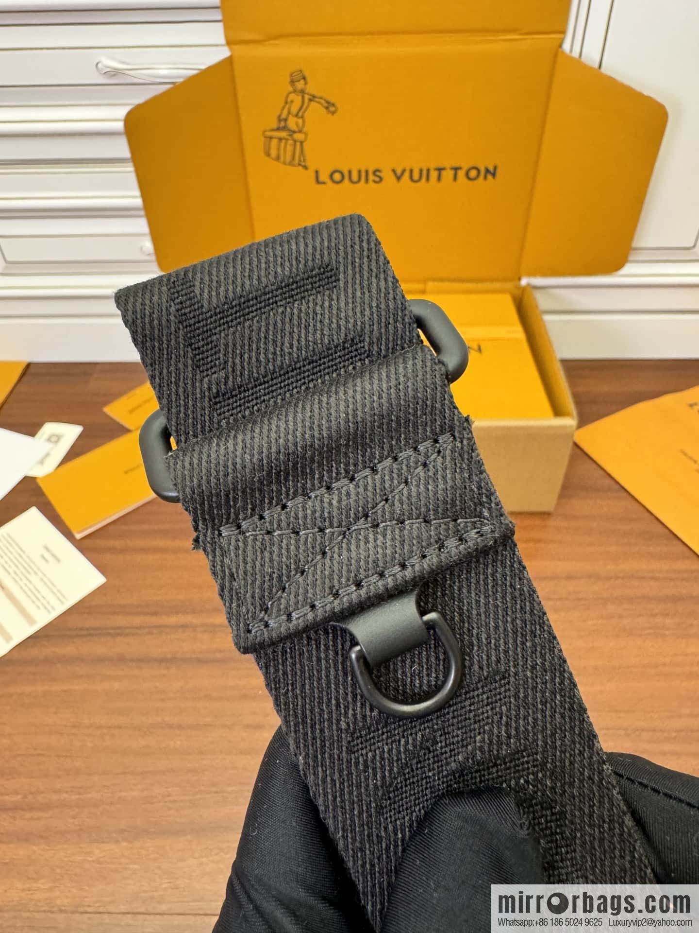 LV M46794 S-CAPE messenger bag
