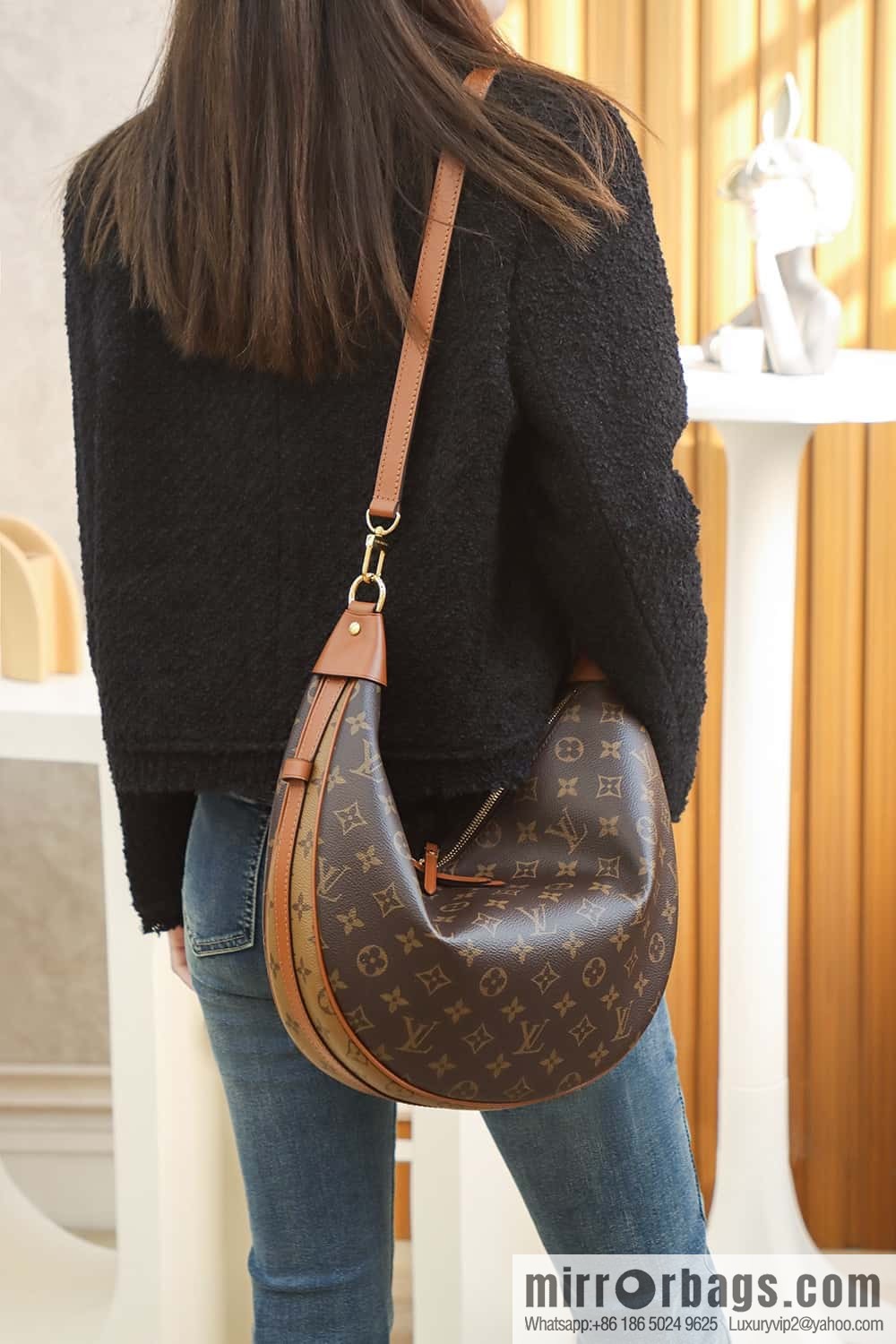 LV M46311 LOOP HOBO BAG catwalk model big bowl bean buns