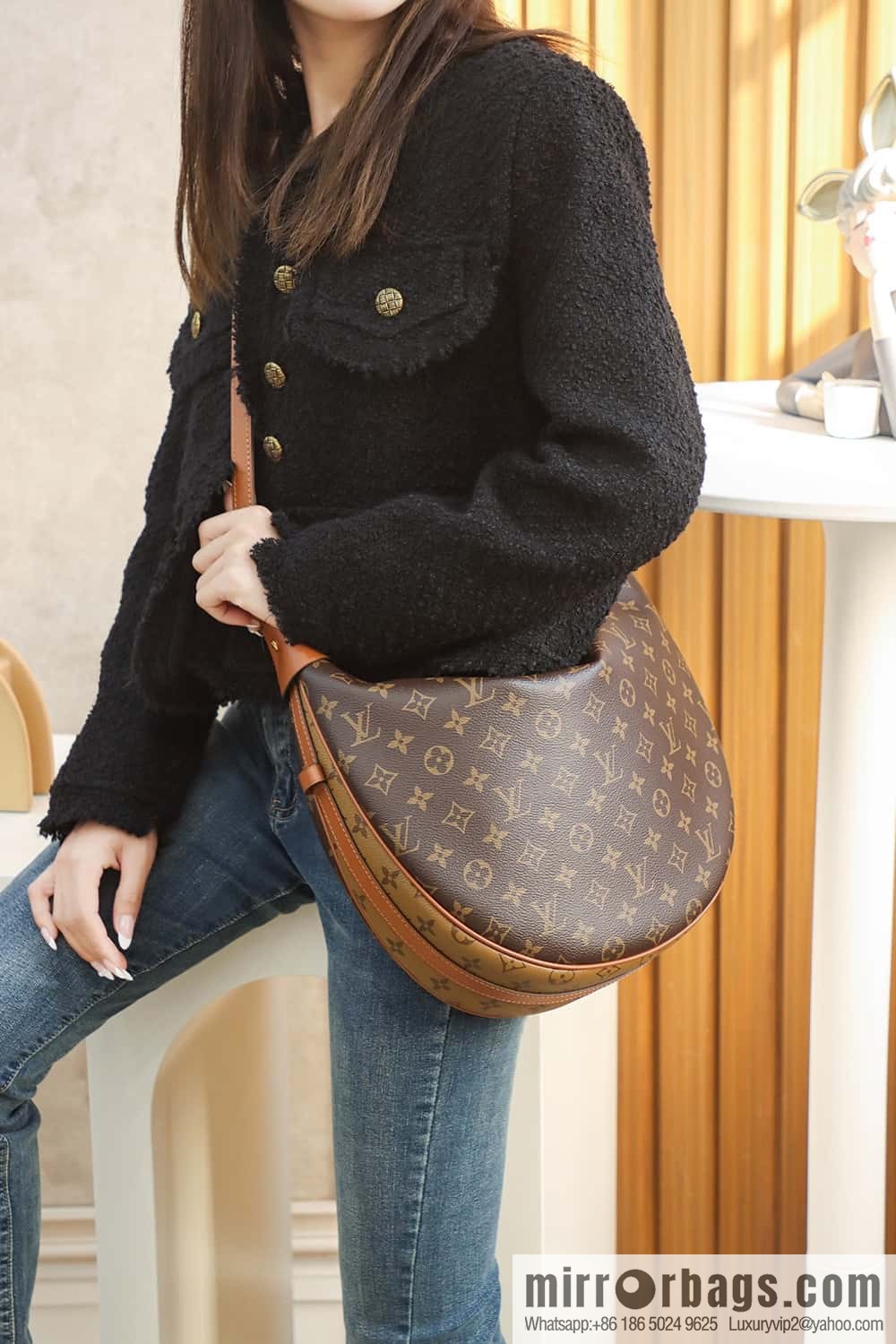 LV M46311 LOOP HOBO BAG catwalk model big bowl bean buns