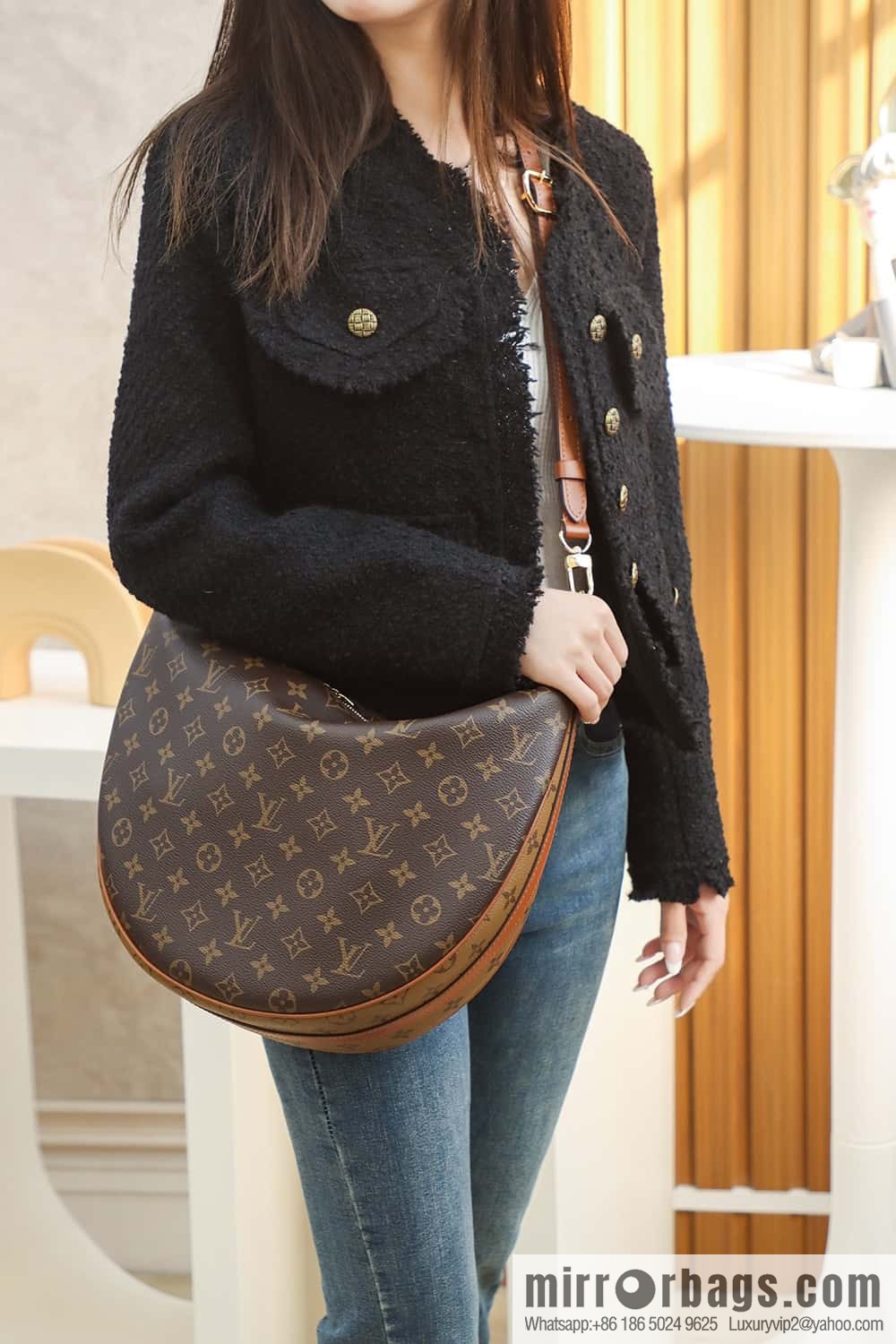 LV M46311 LOOP HOBO BAG catwalk model big bowl bean buns