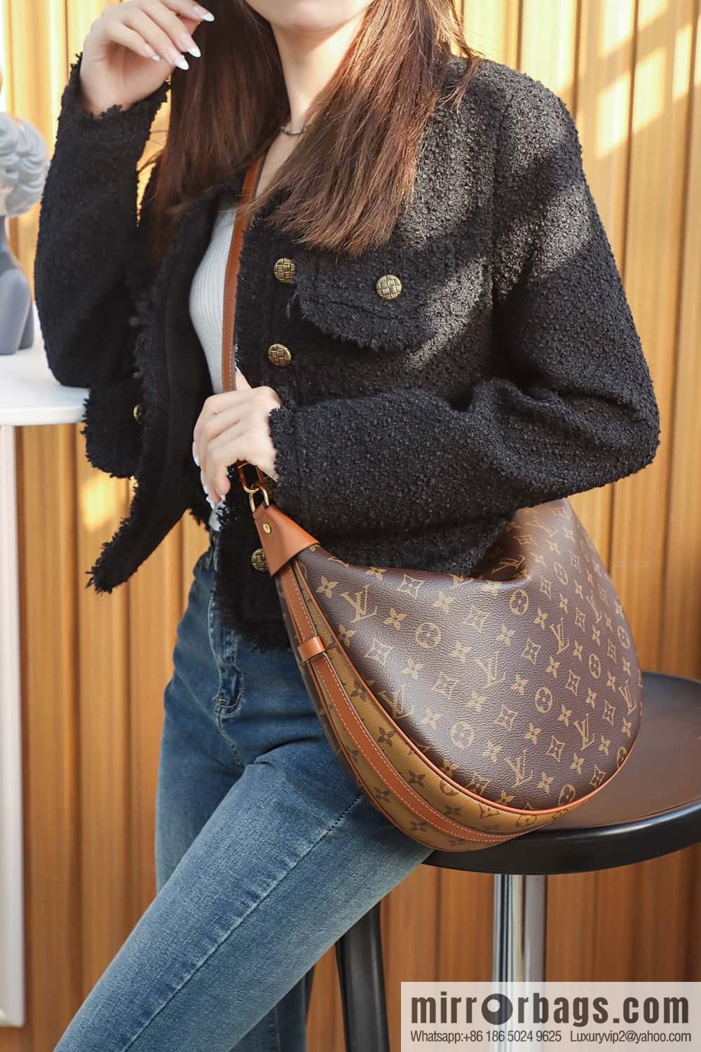 LV M46311 LOOP HOBO BAG catwalk model big bowl bean buns