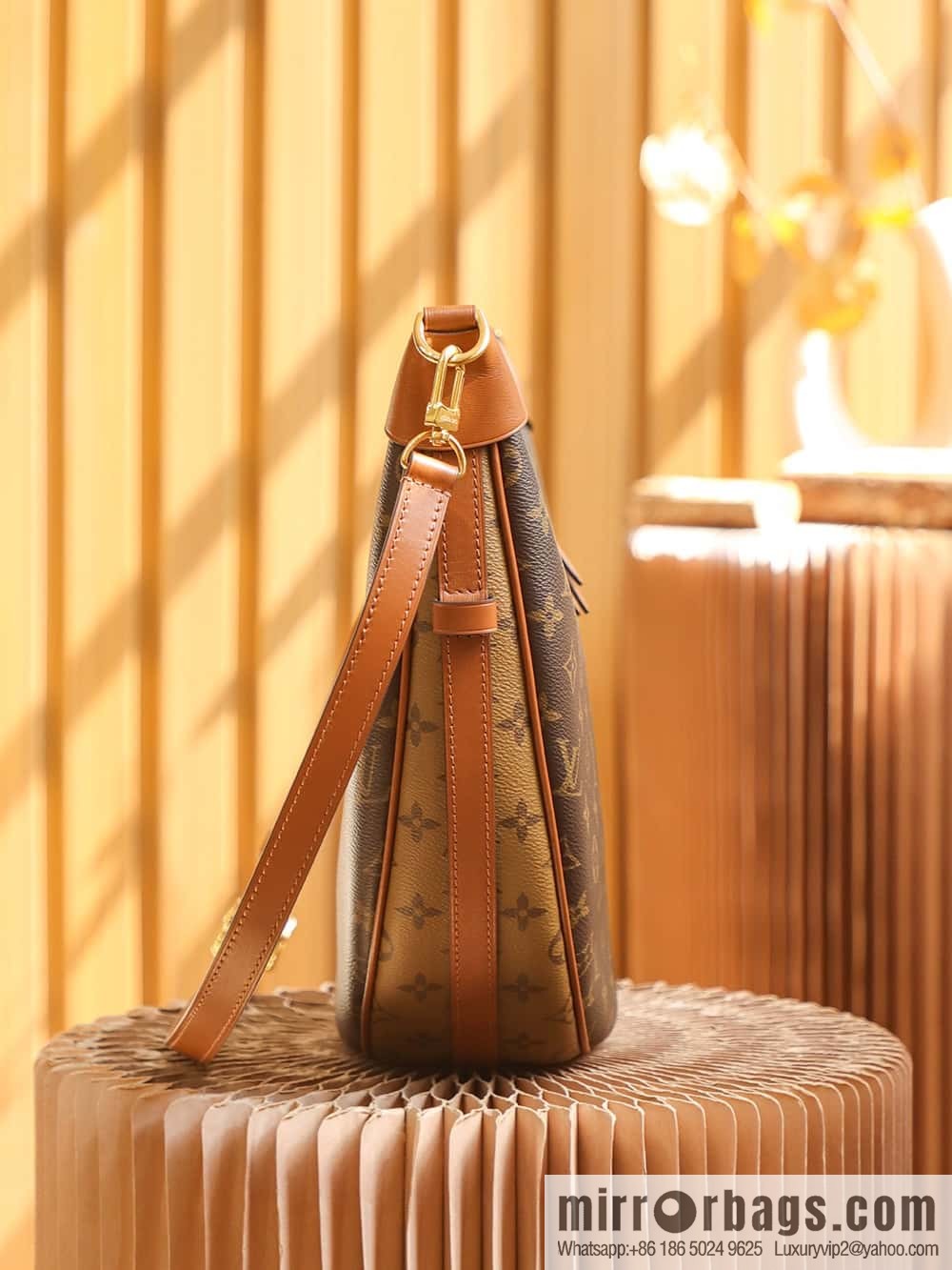 LV M46311 LOOP HOBO BAG catwalk model big bowl bean buns