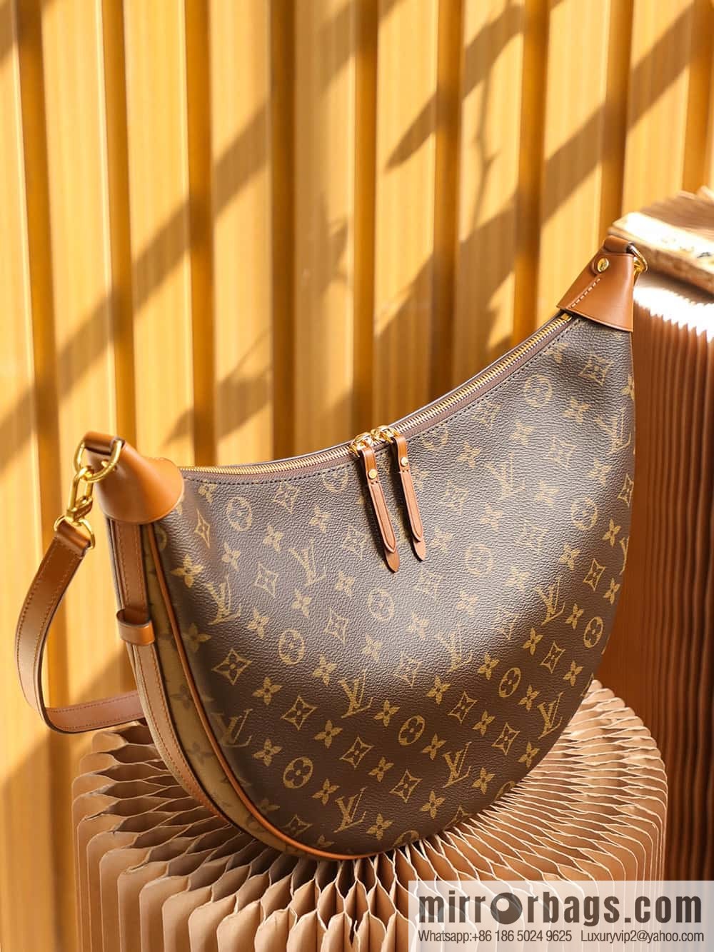 LV M46311 LOOP HOBO BAG catwalk model big bowl bean buns