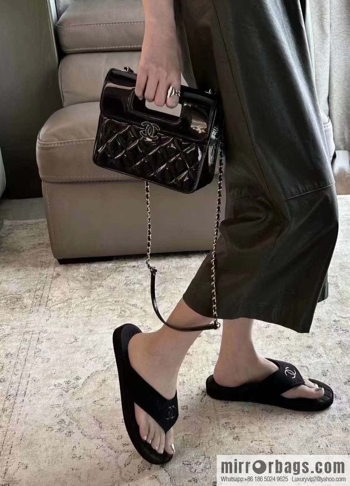 CHANEL Xiaoxiang Double C-buckle black flip-flops