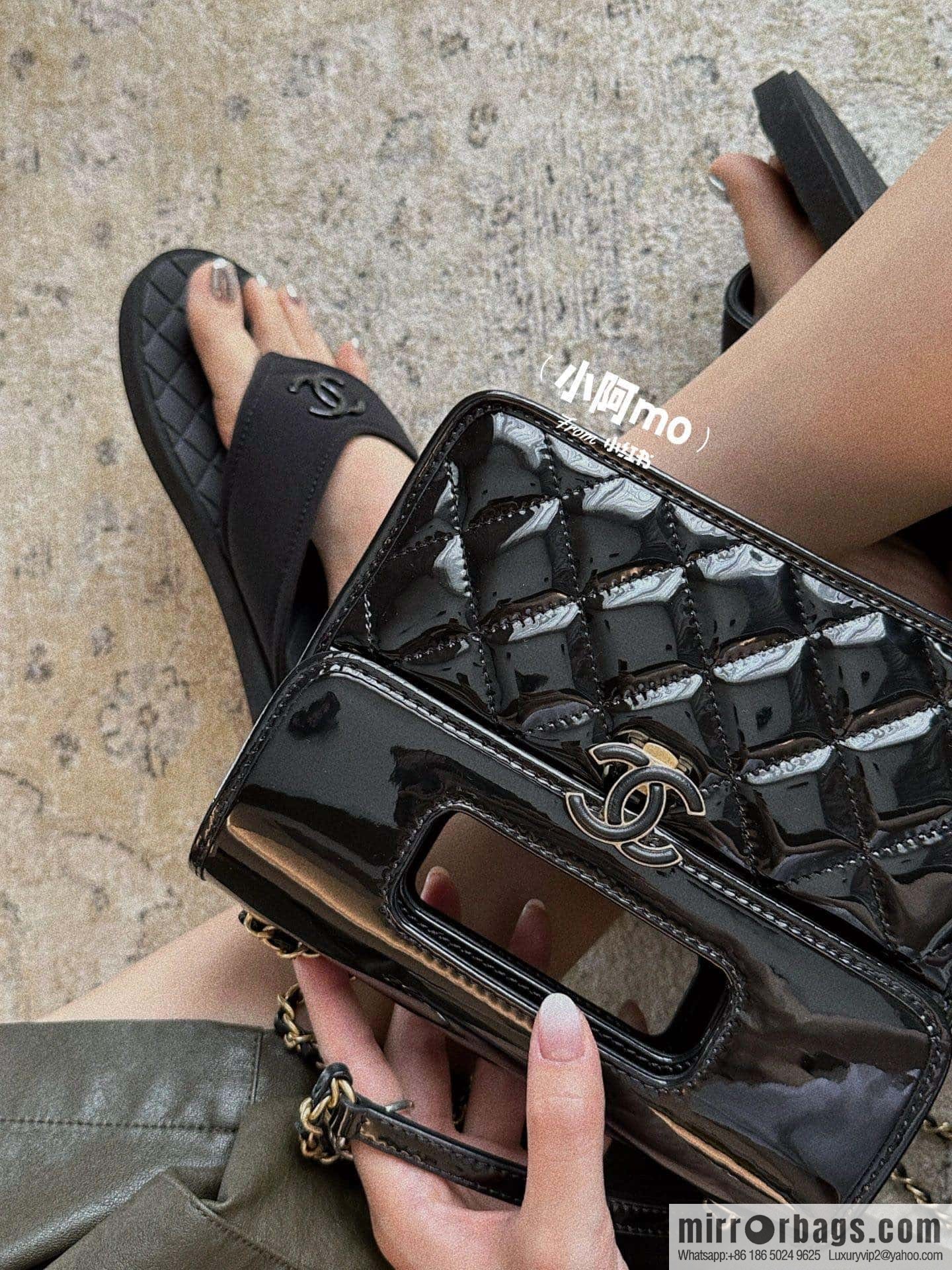 CHANEL Xiaoxiang Double C-buckle black flip-flops