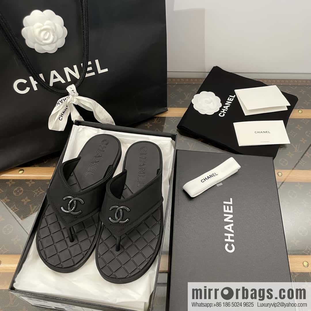 CHANEL Xiaoxiang Double C-buckle black flip-flops