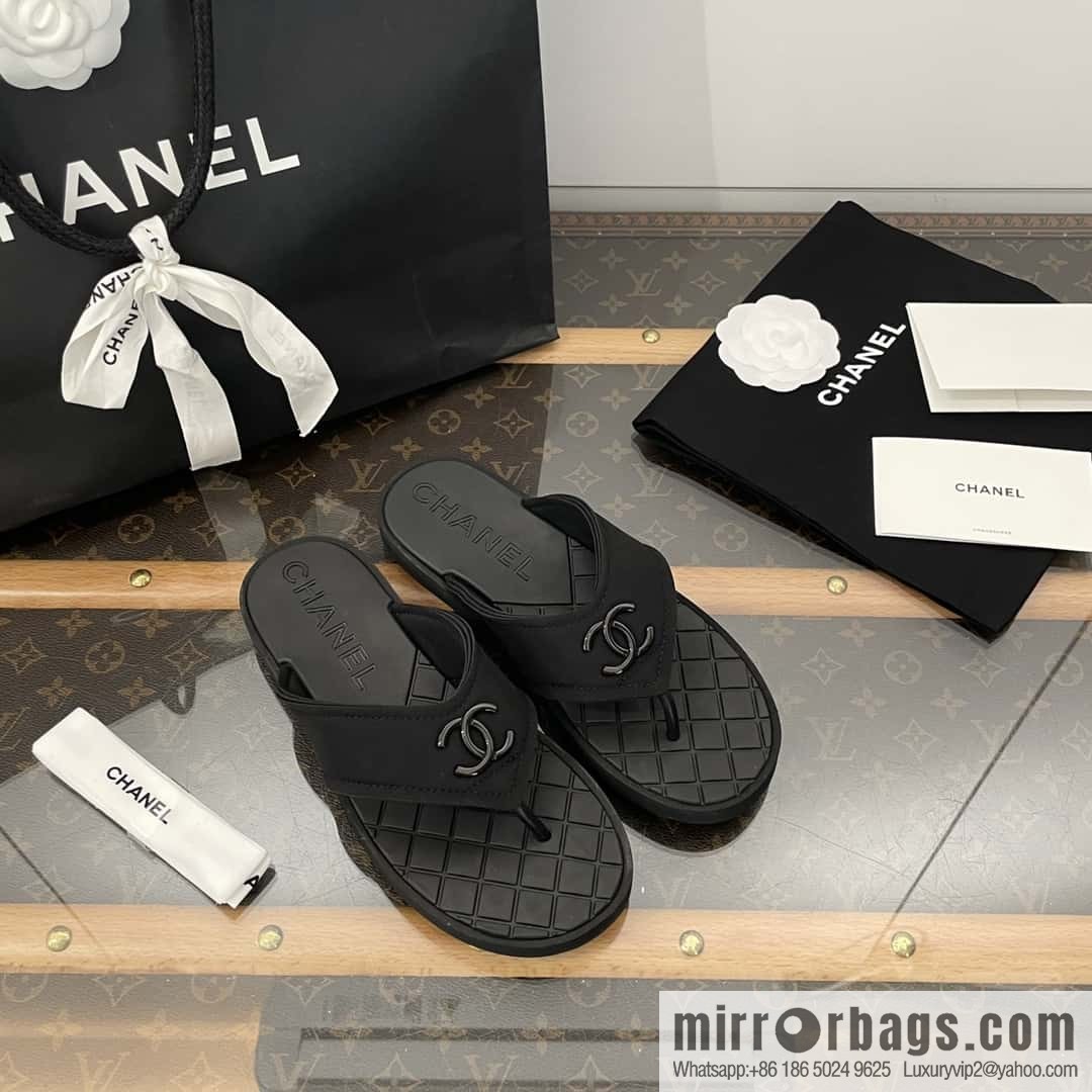 CHANEL Xiaoxiang Double C-buckle black flip-flops