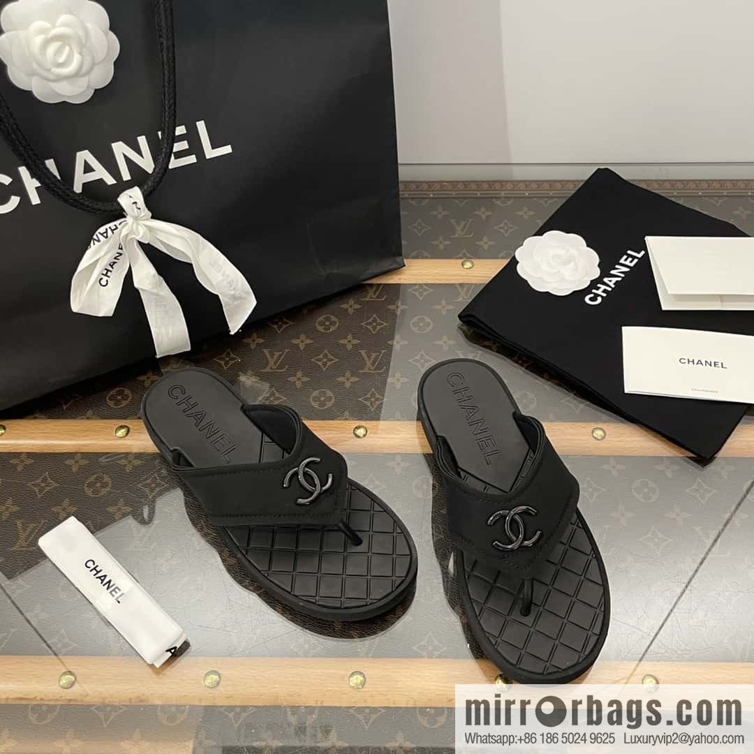 CHANEL Xiaoxiang Double C-buckle black flip-flops
