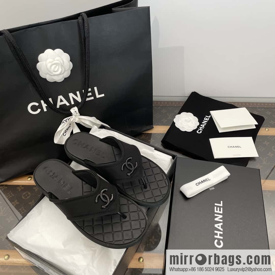 CHANEL Xiaoxiang Double C-buckle black flip-flops