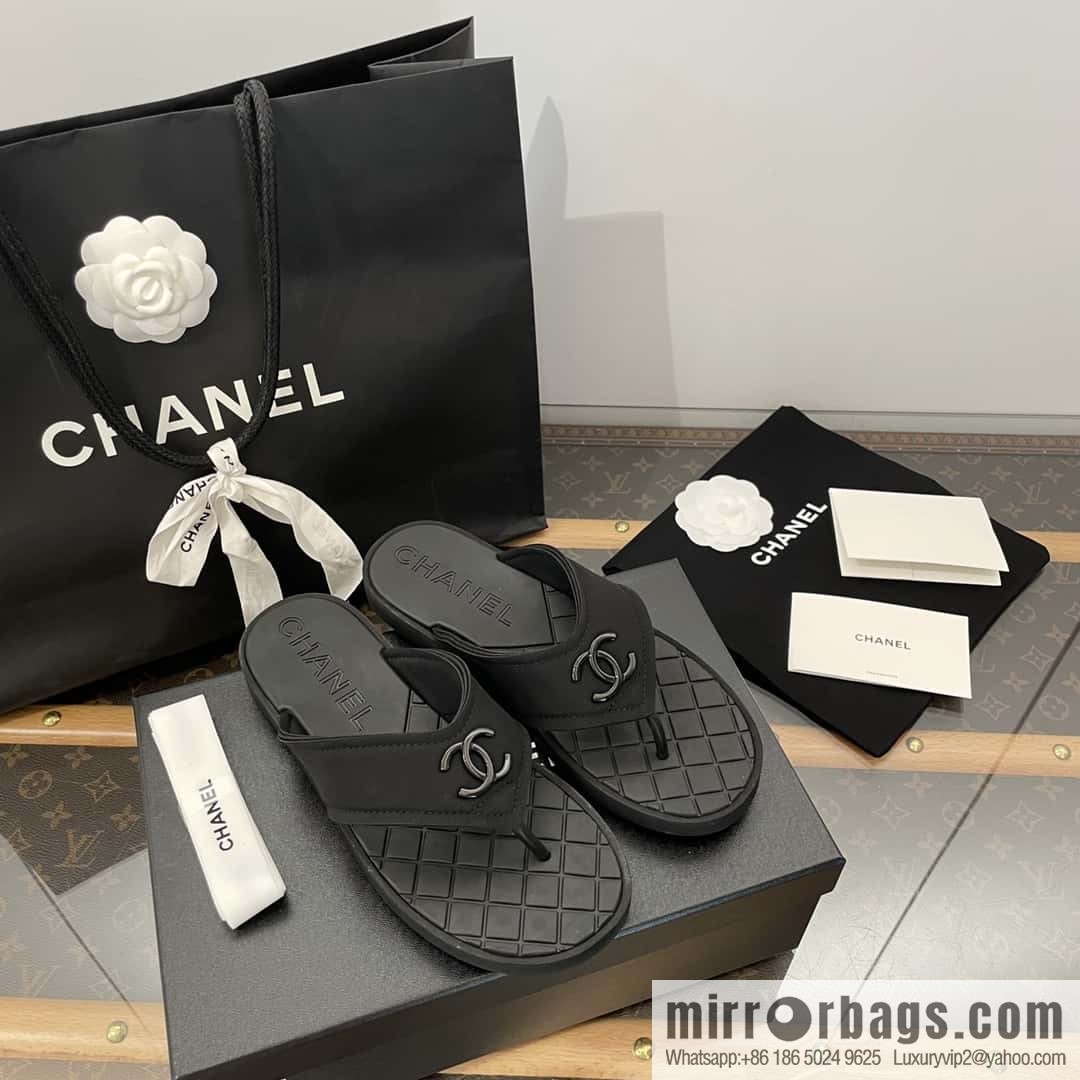 CHANEL Xiaoxiang Double C-buckle black flip-flops